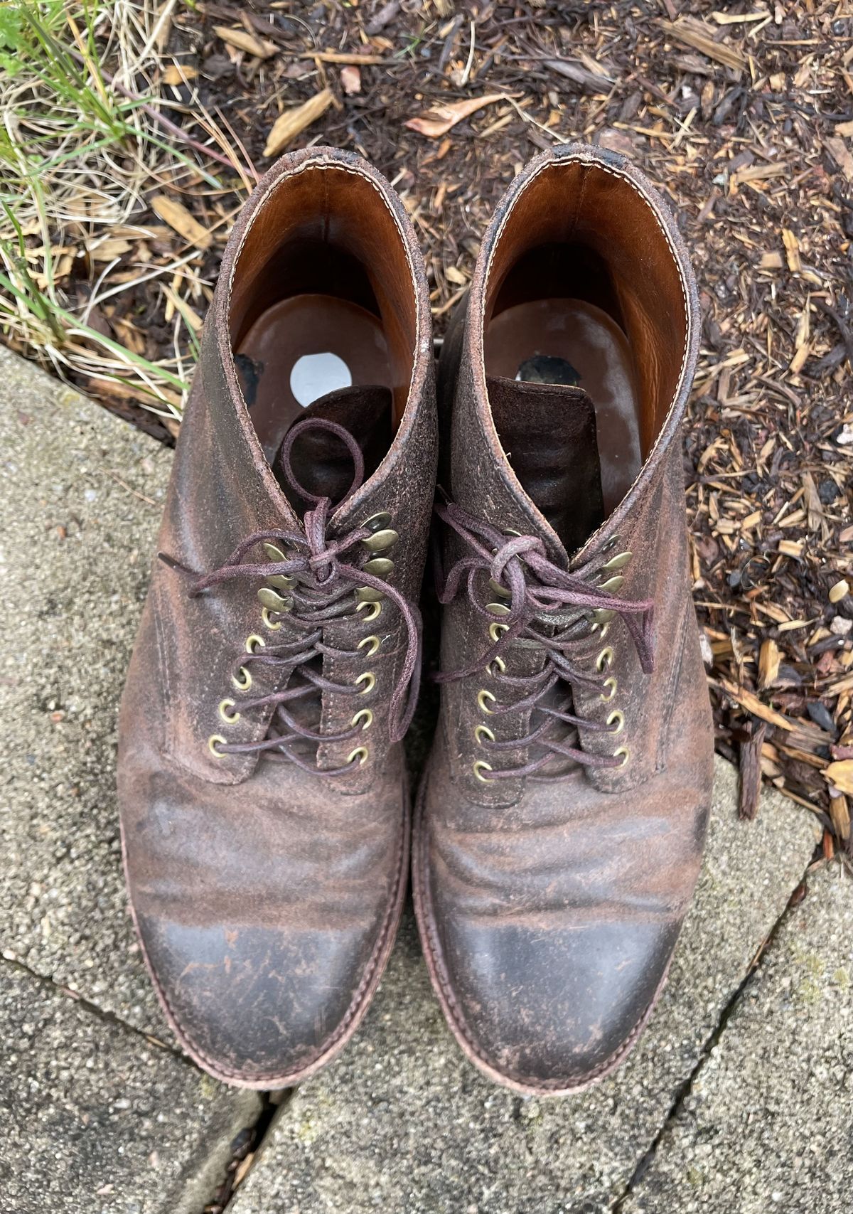 Photo by patinathunderdome on May 4, 2022 of the Grant Stone Edward Boot in C.F. Stead Tobacco Waxy Commander Suede.