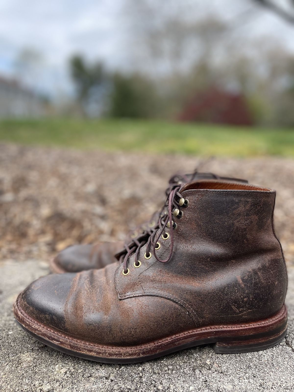 Photo by patinathunderdome on May 4, 2022 of the Grant Stone Edward Boot in C.F. Stead Tobacco Waxy Commander Suede.