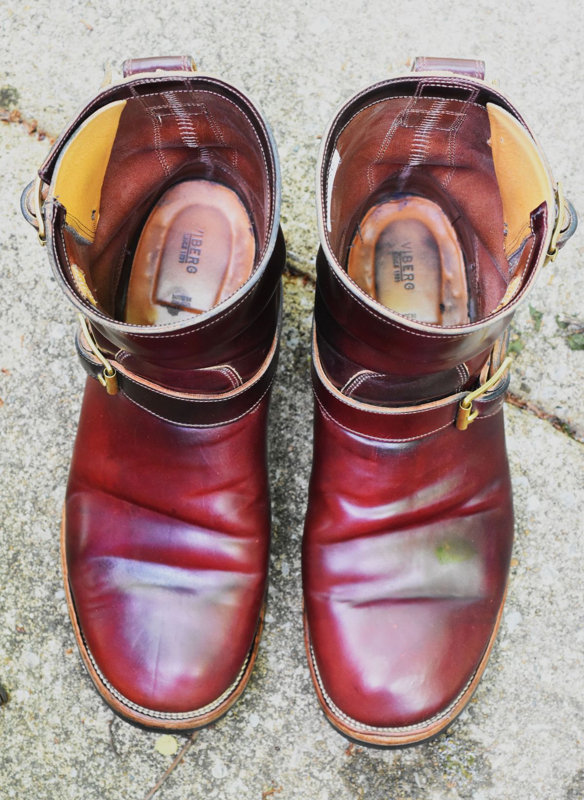 Photo by patinathunderdome on May 4, 2022 of the Viberg Engineer in Horween Color 8 Shell Cordovan.