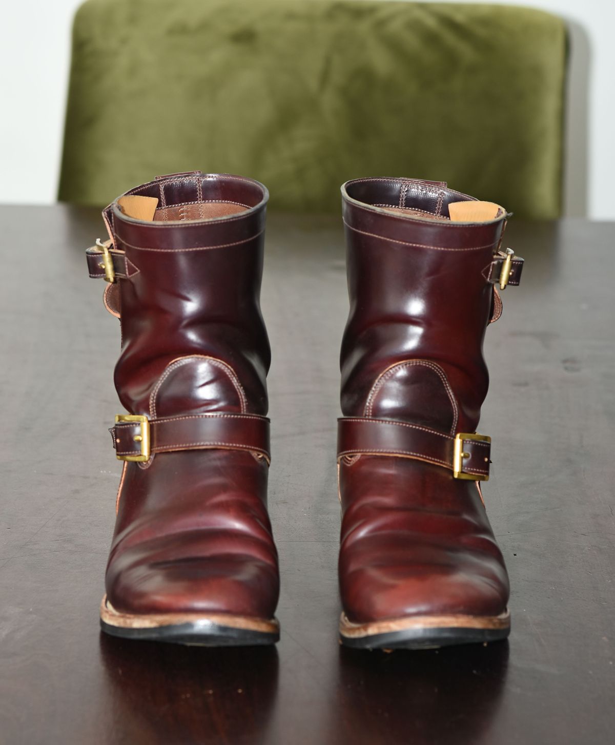 Photo by patinathunderdome on May 4, 2022 of the Viberg Engineer in Horween Color 8 Shell Cordovan.