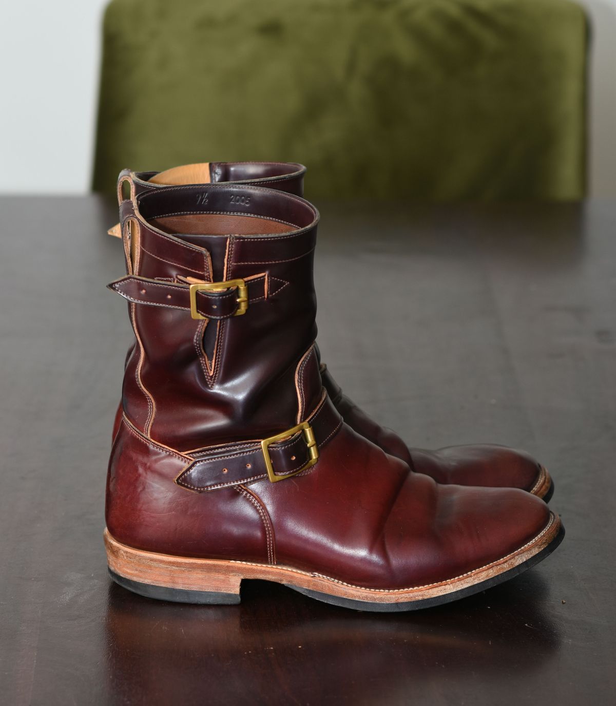 Photo by patinathunderdome on May 4, 2022 of the Viberg Engineer in Horween Color 8 Shell Cordovan.