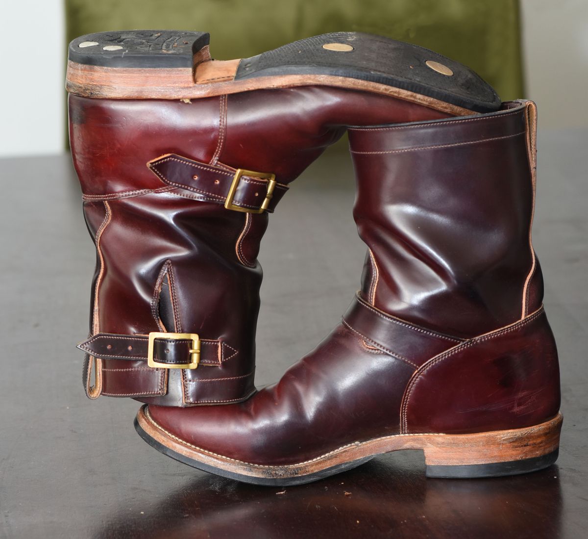 Photo by patinathunderdome on May 4, 2022 of the Viberg Engineer in Horween Color 8 Shell Cordovan.