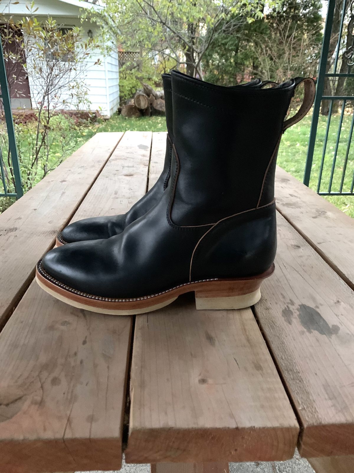 Photo by patinathunderdome on November 1, 2021 of the Prof Barnets Cliffwood Boots in Maryam Black Horsebutt.