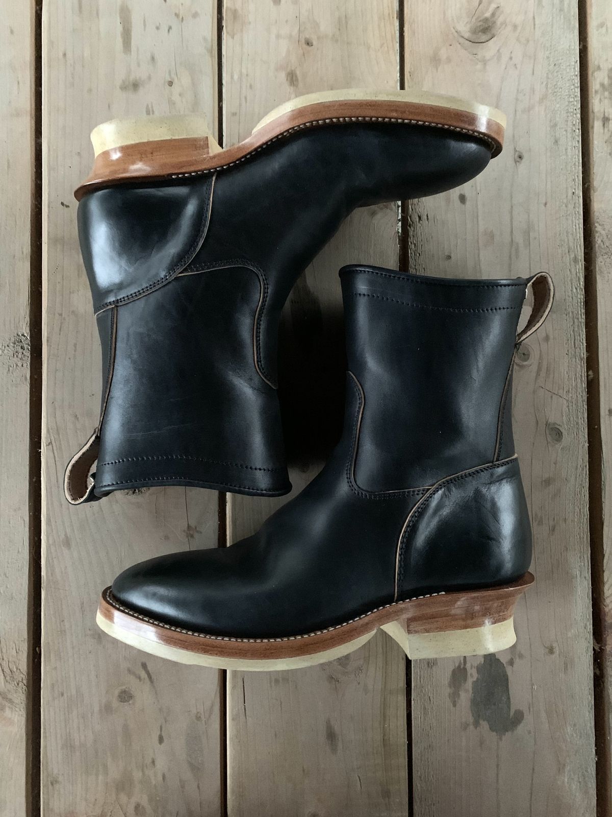 Photo by patinathunderdome on November 1, 2021 of the Prof Barnets Cliffwood Boots in Maryam Black Horsebutt.