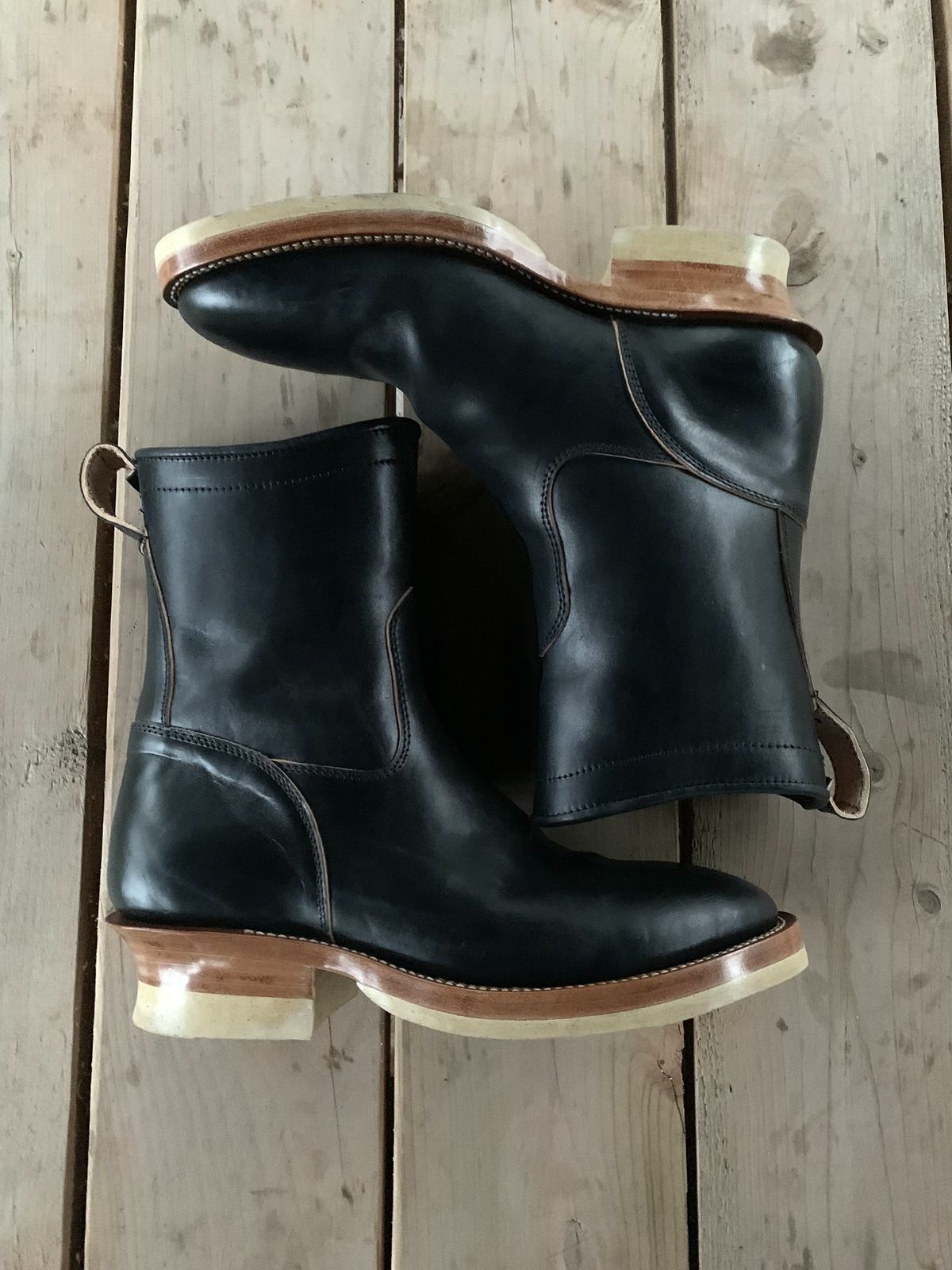 Photo by patinathunderdome on November 1, 2021 of the Prof Barnets Cliffwood Boots in Maryam Black Horsebutt.