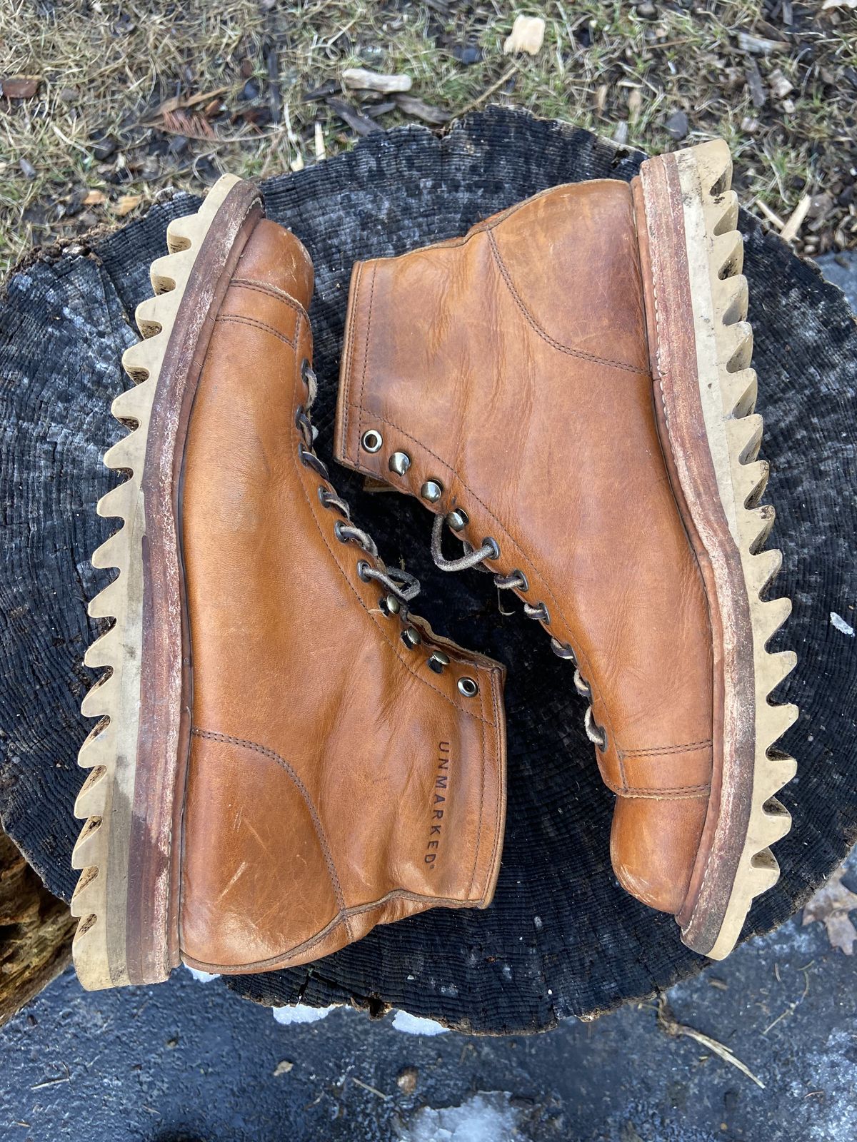 Photo by patinathunderdome on April 2, 2022 of the Unmarked Archie Boots in Chahin Armagnac Heavy Cowhide.