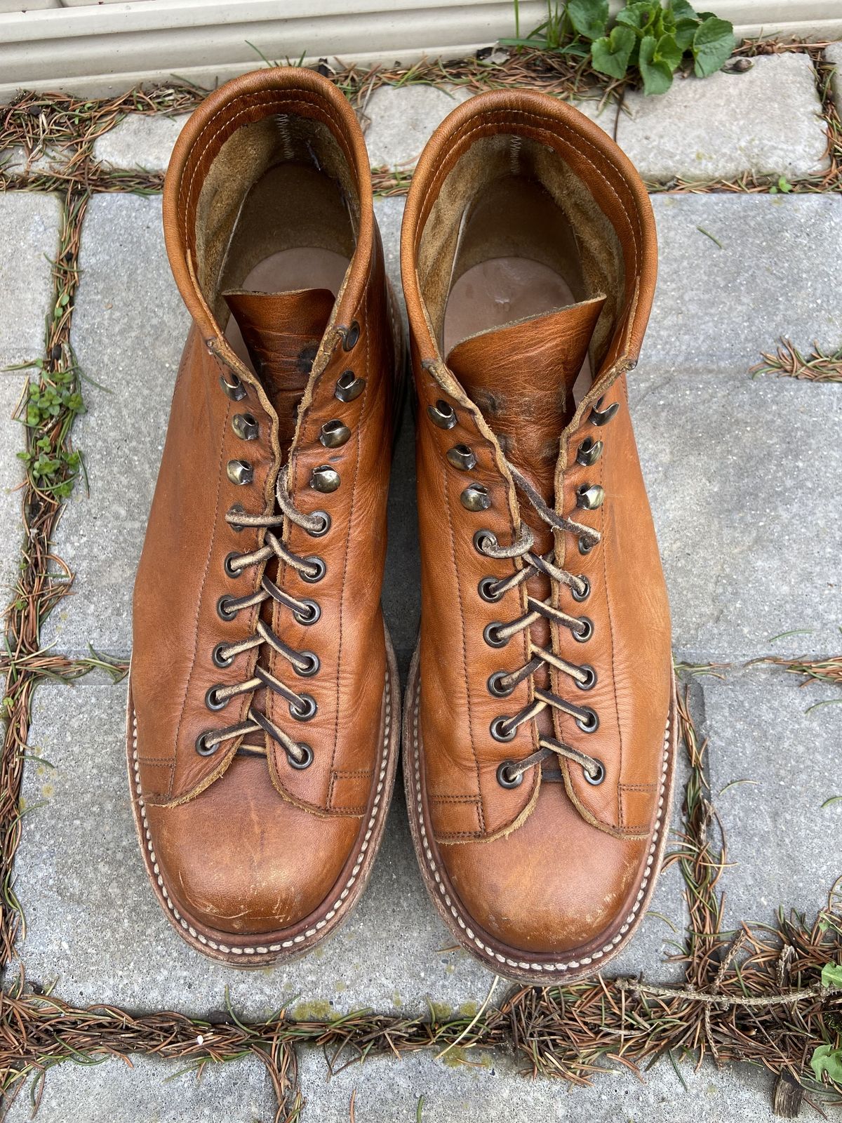 Photo by patinathunderdome on May 2, 2022 of the Unmarked Archie Boots in Chahin Armagnac Heavy Cowhide.
