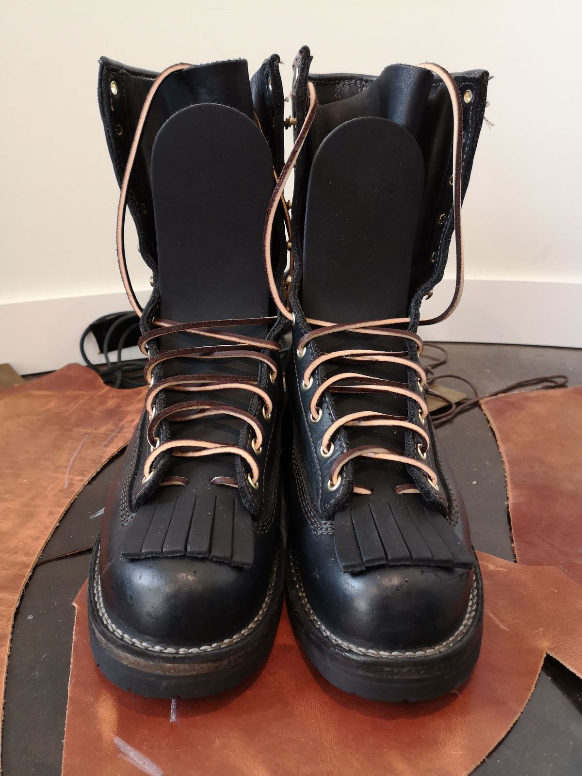 Photo by patinathunderdome on October 4, 2021 of the Viberg Work Boot in Seidel Black Oil Tan.