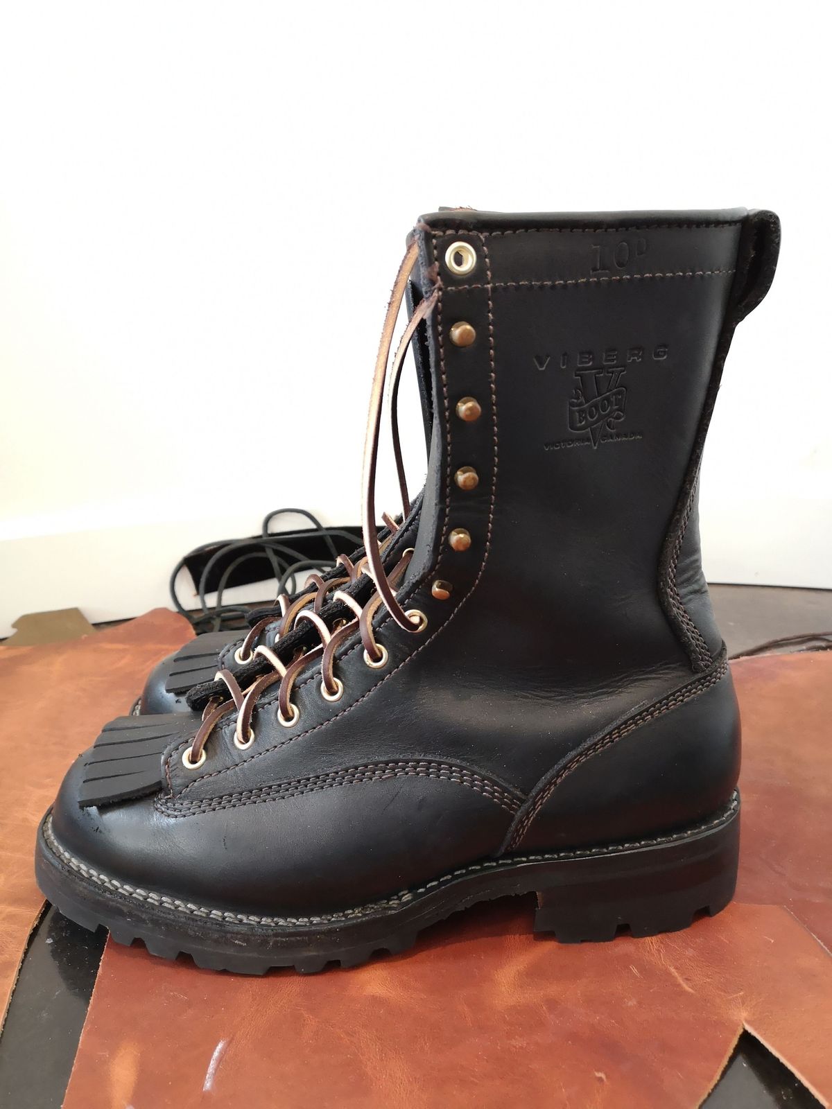 Photo by patinathunderdome on October 4, 2021 of the Viberg Work Boot in Seidel Black Oil Tan.