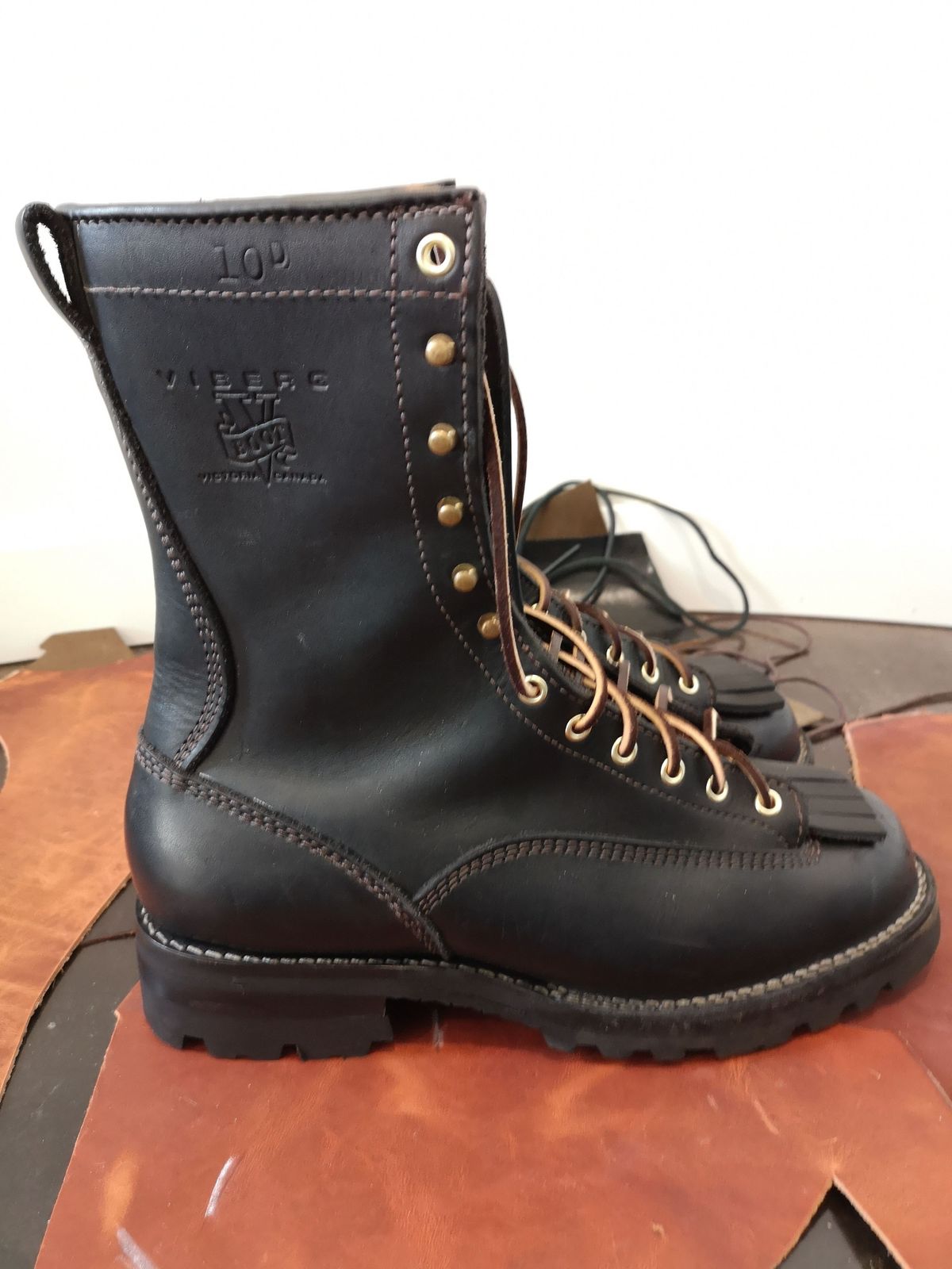 Photo by patinathunderdome on October 4, 2021 of the Viberg Work Boot in Seidel Black Oil Tan.