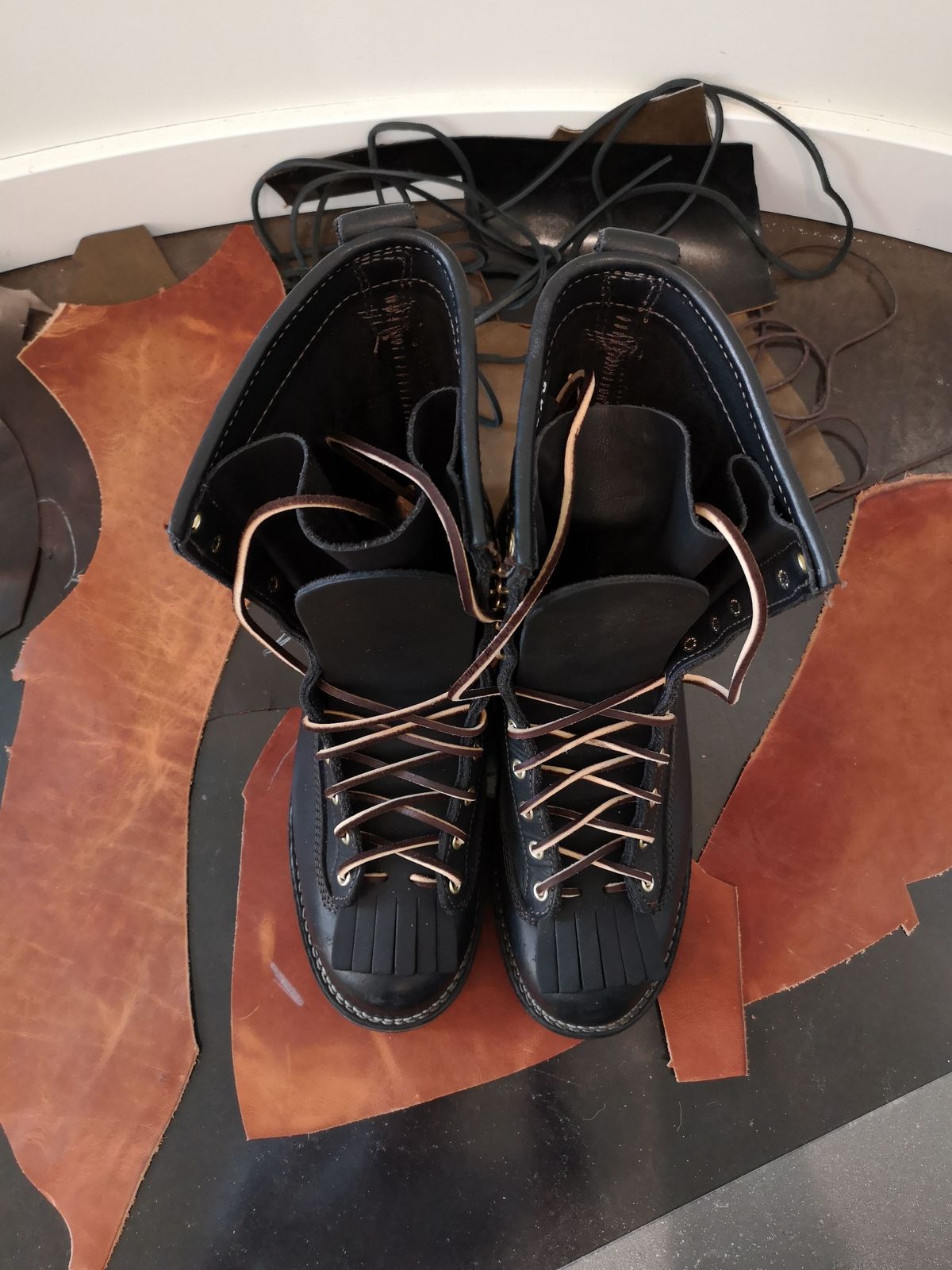 Photo by patinathunderdome on October 4, 2021 of the Viberg Work Boot in Seidel Black Oil Tan.