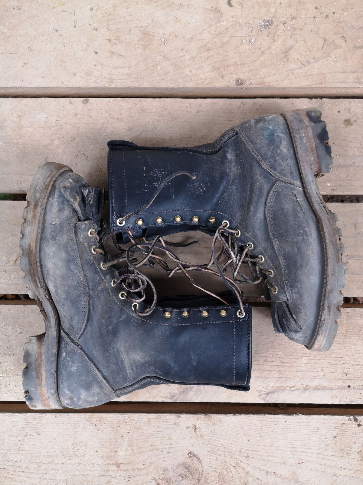 Photo by patinathunderdome on November 2, 2021 of the Viberg Work Boot in Seidel Black Oil Tan.