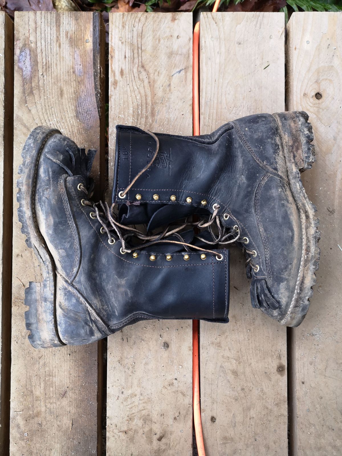 Photo by patinathunderdome on December 2, 2021 of the Viberg Work Boot in Seidel Black Oil Tan.