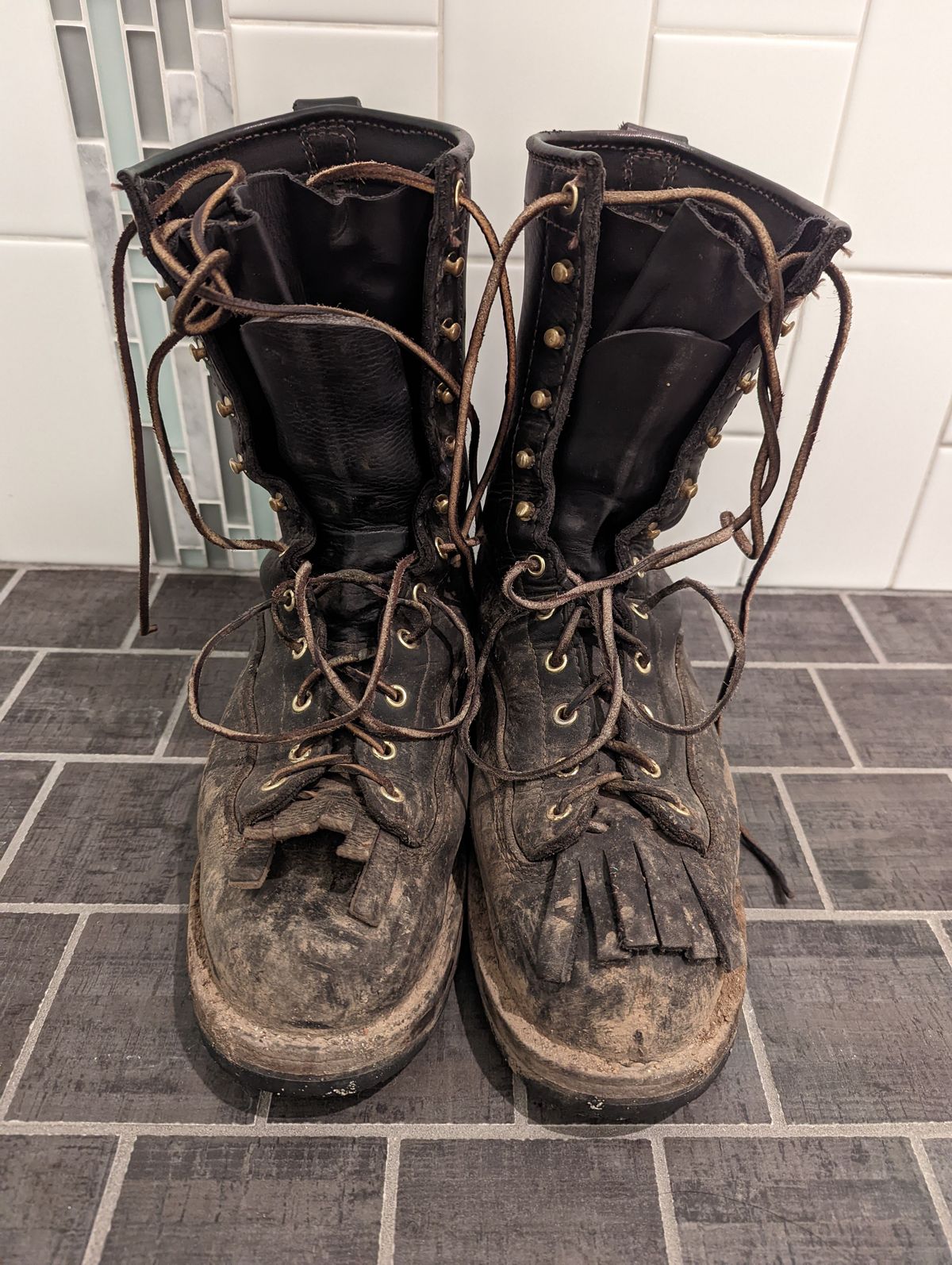 Photo by patinathunderdome on February 5, 2022 of the Viberg Work Boot in Seidel Black Oil Tan.