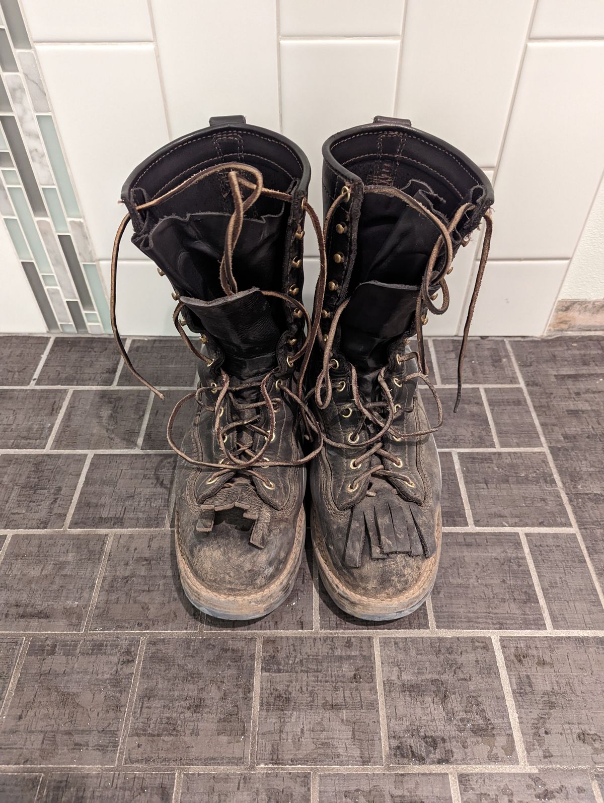 Photo by patinathunderdome on March 6, 2022 of the Viberg Work Boot in Seidel Black Oil Tan.