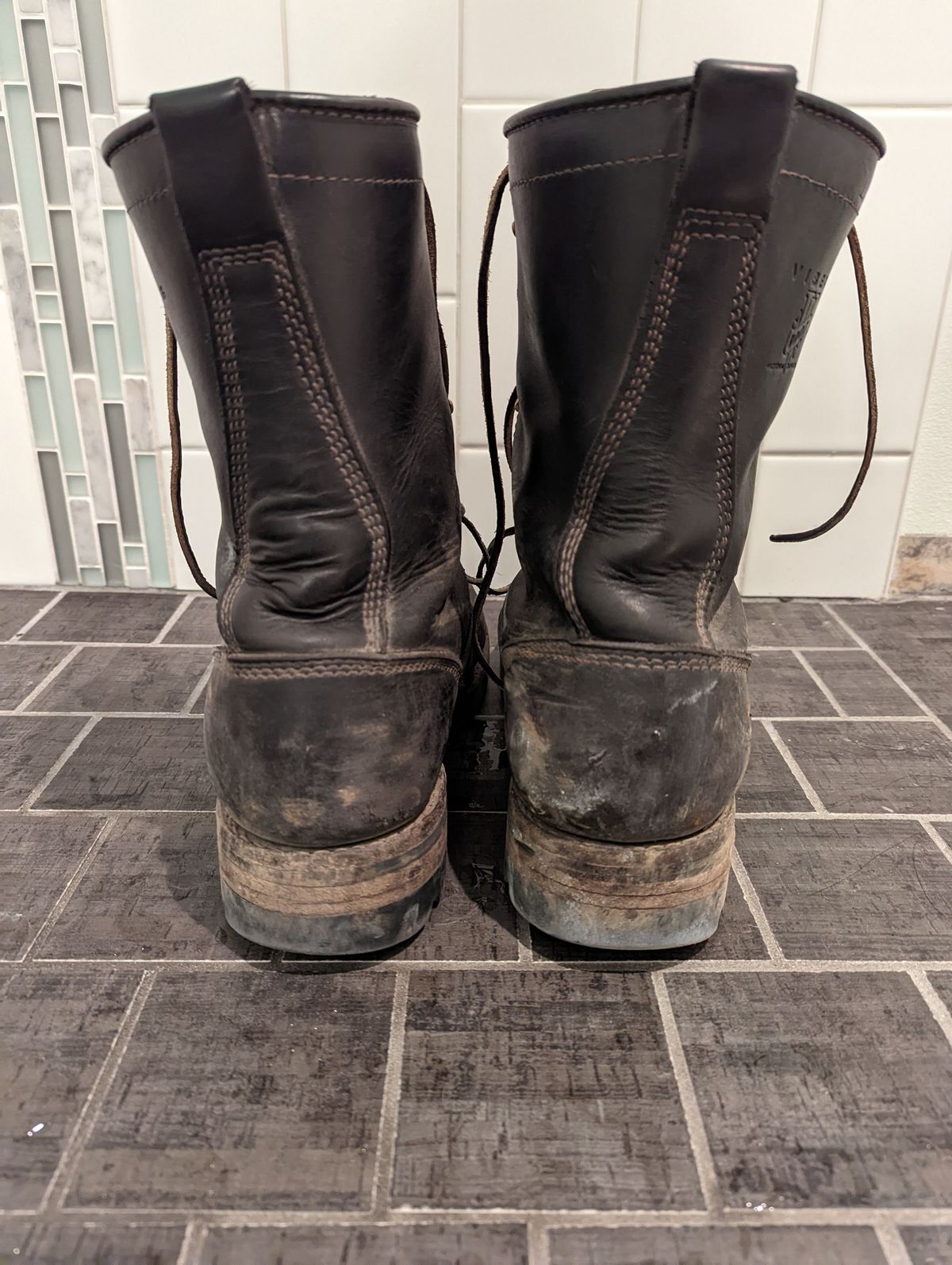 Photo by patinathunderdome on March 6, 2022 of the Viberg Work Boot in Seidel Black Oil Tan.