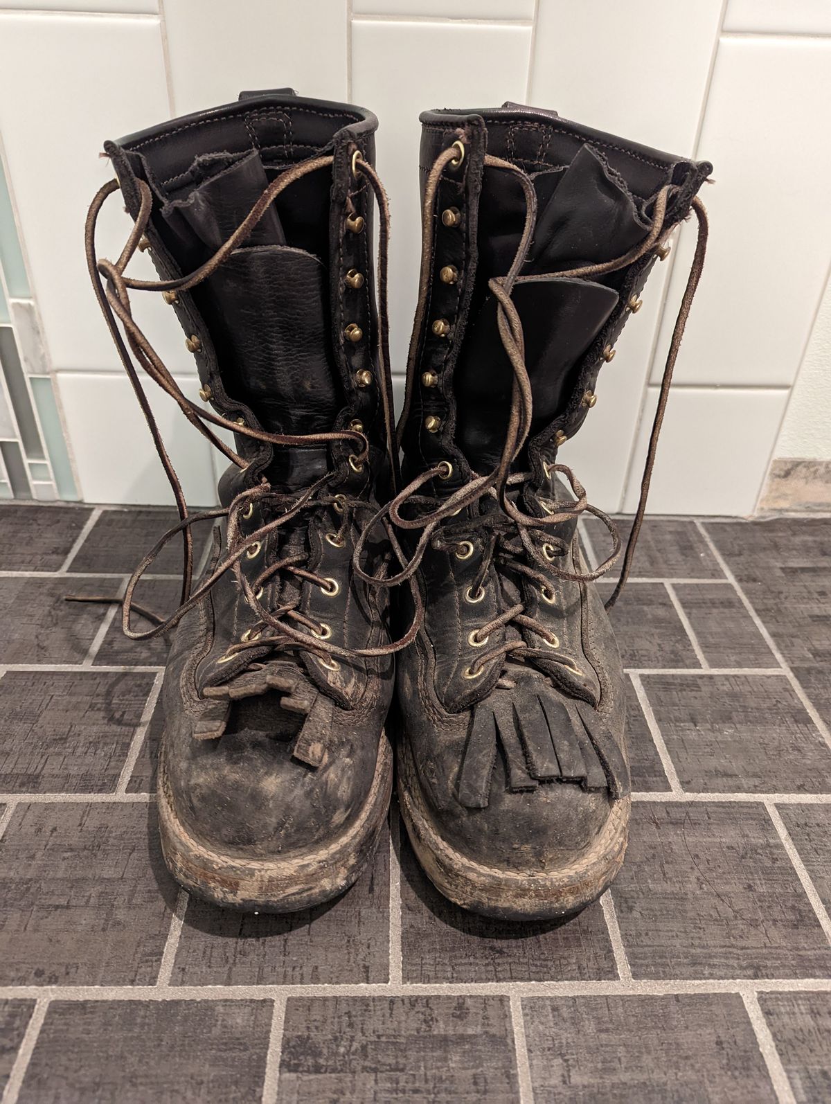 Photo by patinathunderdome on April 4, 2022 of the Viberg Work Boot in Seidel Black Oil Tan.