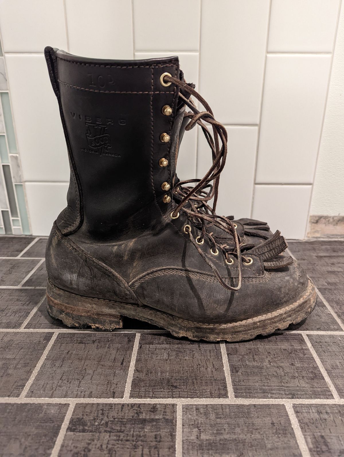 Photo by patinathunderdome on April 4, 2022 of the Viberg Work Boot in Seidel Black Oil Tan.