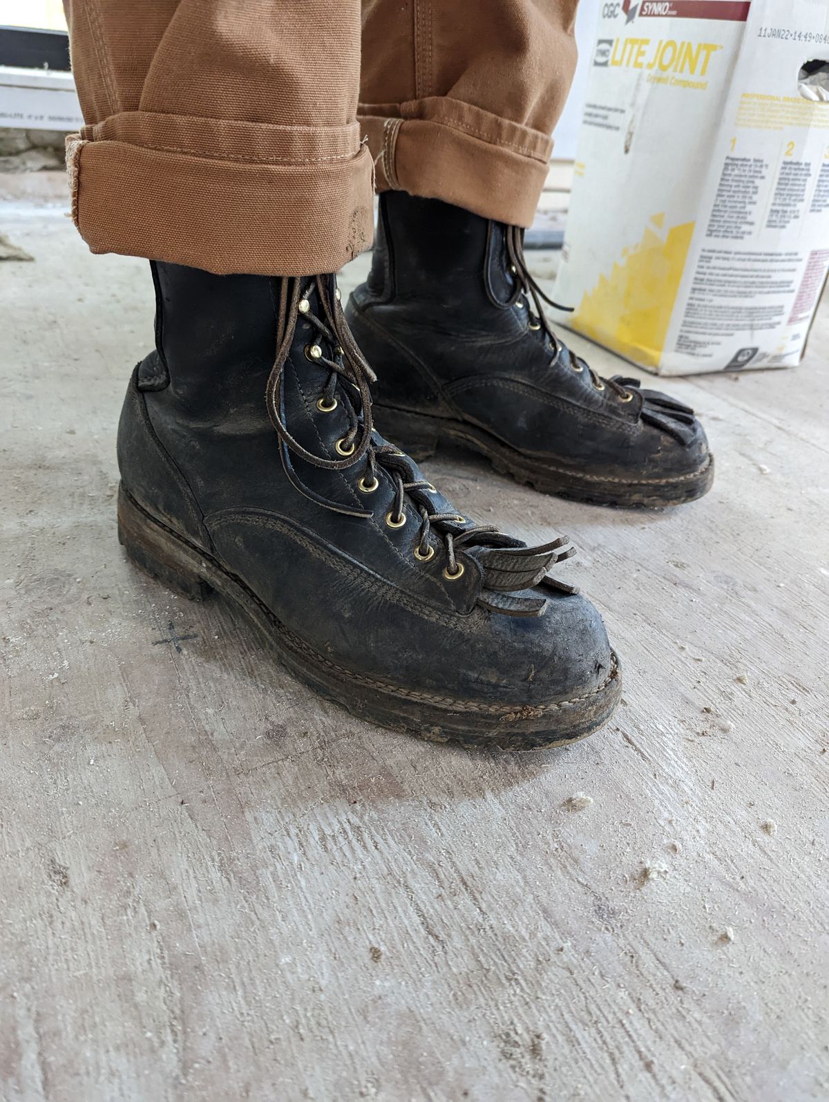 Photo by patinathunderdome on May 5, 2022 of the Viberg Work Boot in Seidel Black Oil Tan.