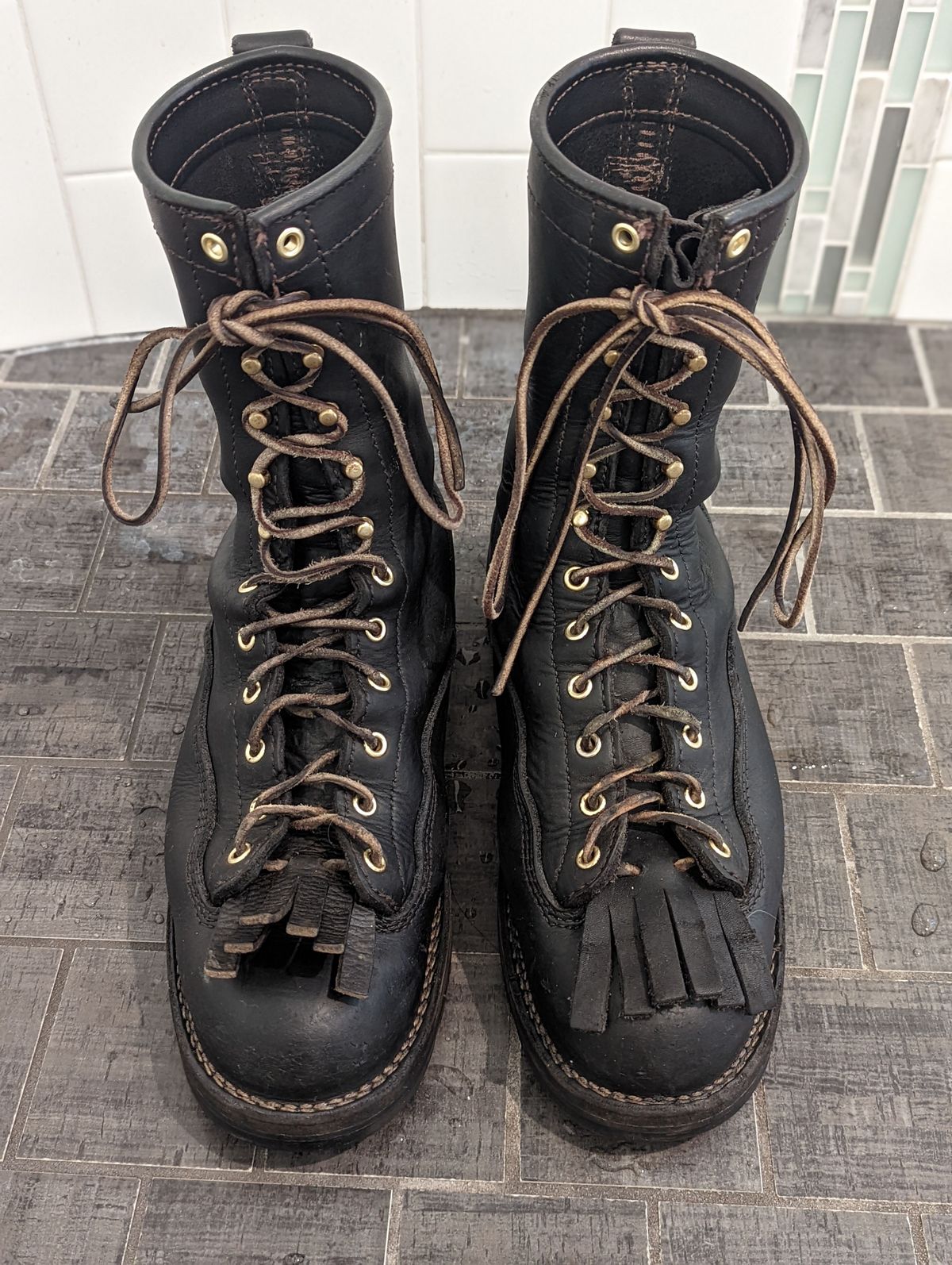 Photo by patinathunderdome on May 5, 2022 of the Viberg Work Boot in Seidel Black Oil Tan.