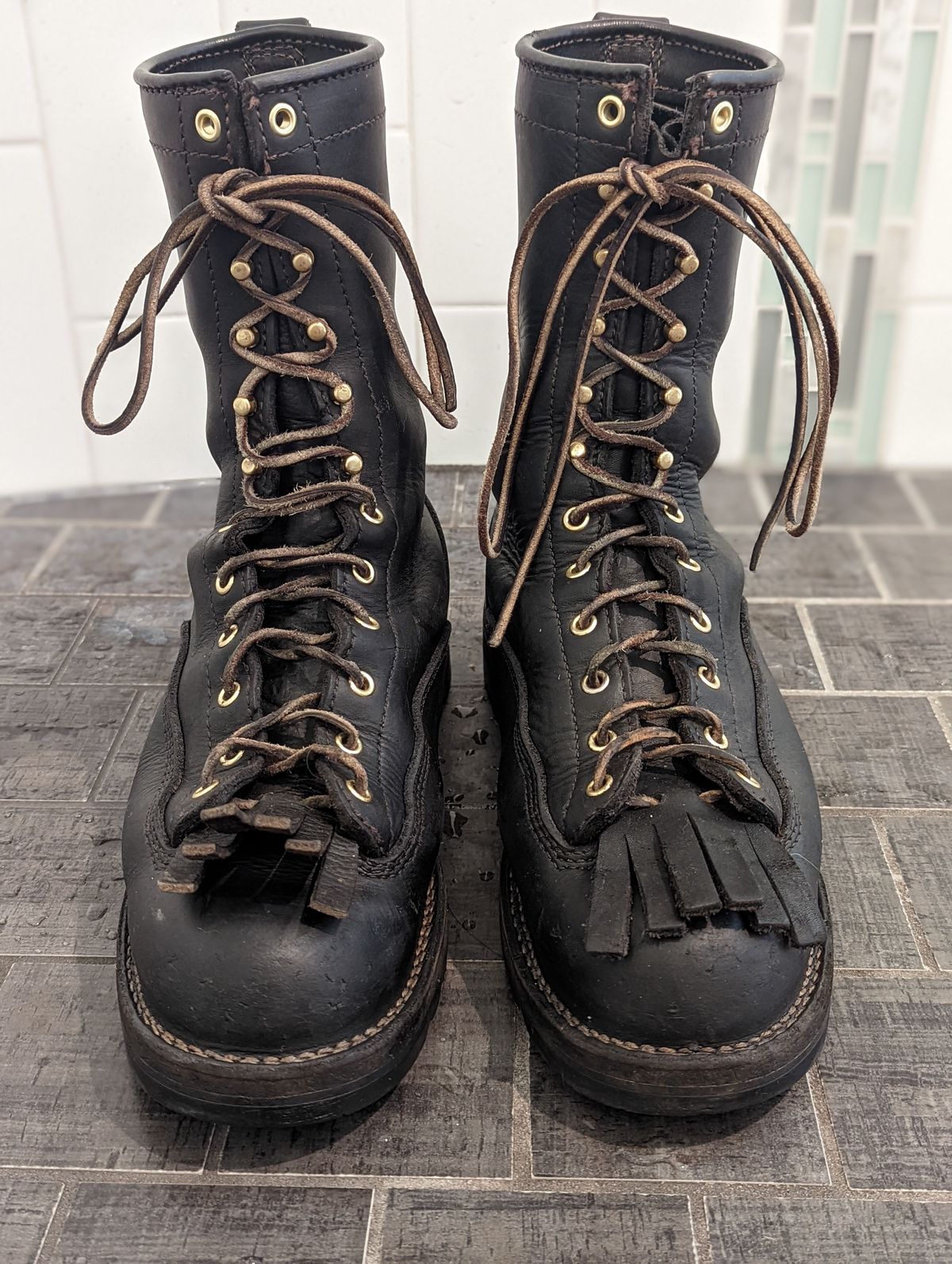 Photo by patinathunderdome on May 5, 2022 of the Viberg Work Boot in Seidel Black Oil Tan.