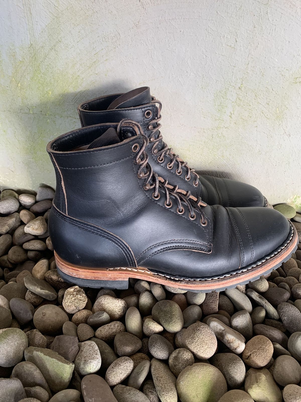 Photo by patinathunderdome on February 6, 2022 of the White's MP-Sherman Toe Cap in Horween Black Chromexcel Horsehide.