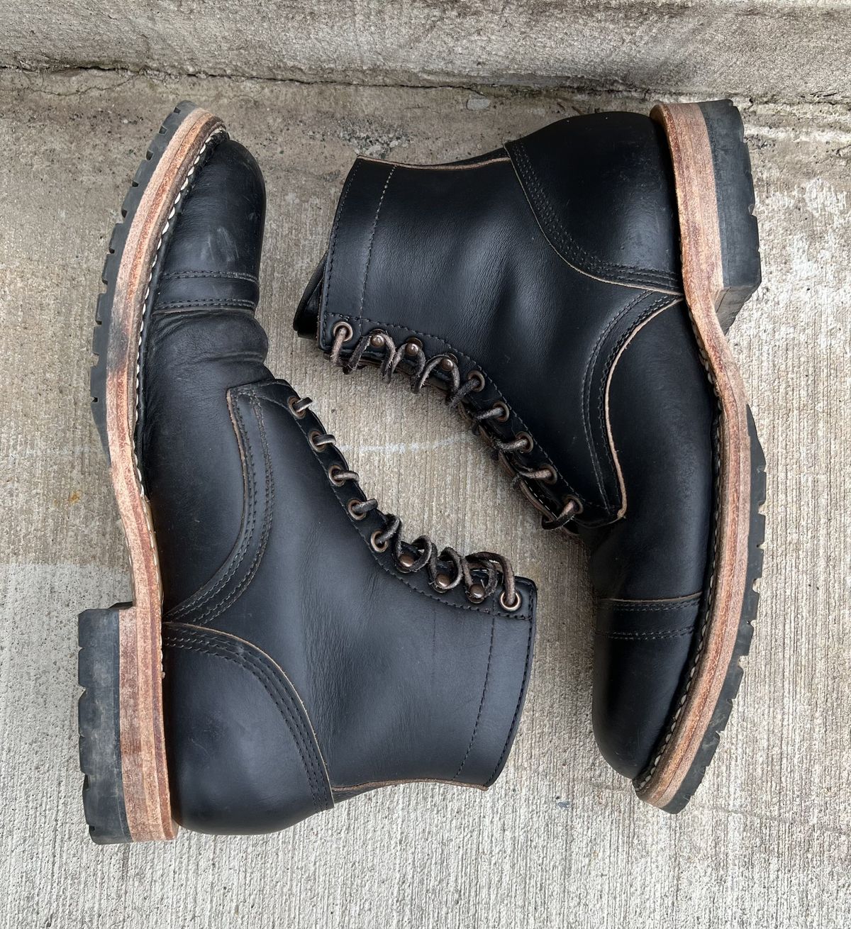 Photo by patinathunderdome on March 5, 2022 of the White's MP-Sherman Toe Cap in Horween Black Chromexcel Horsehide.