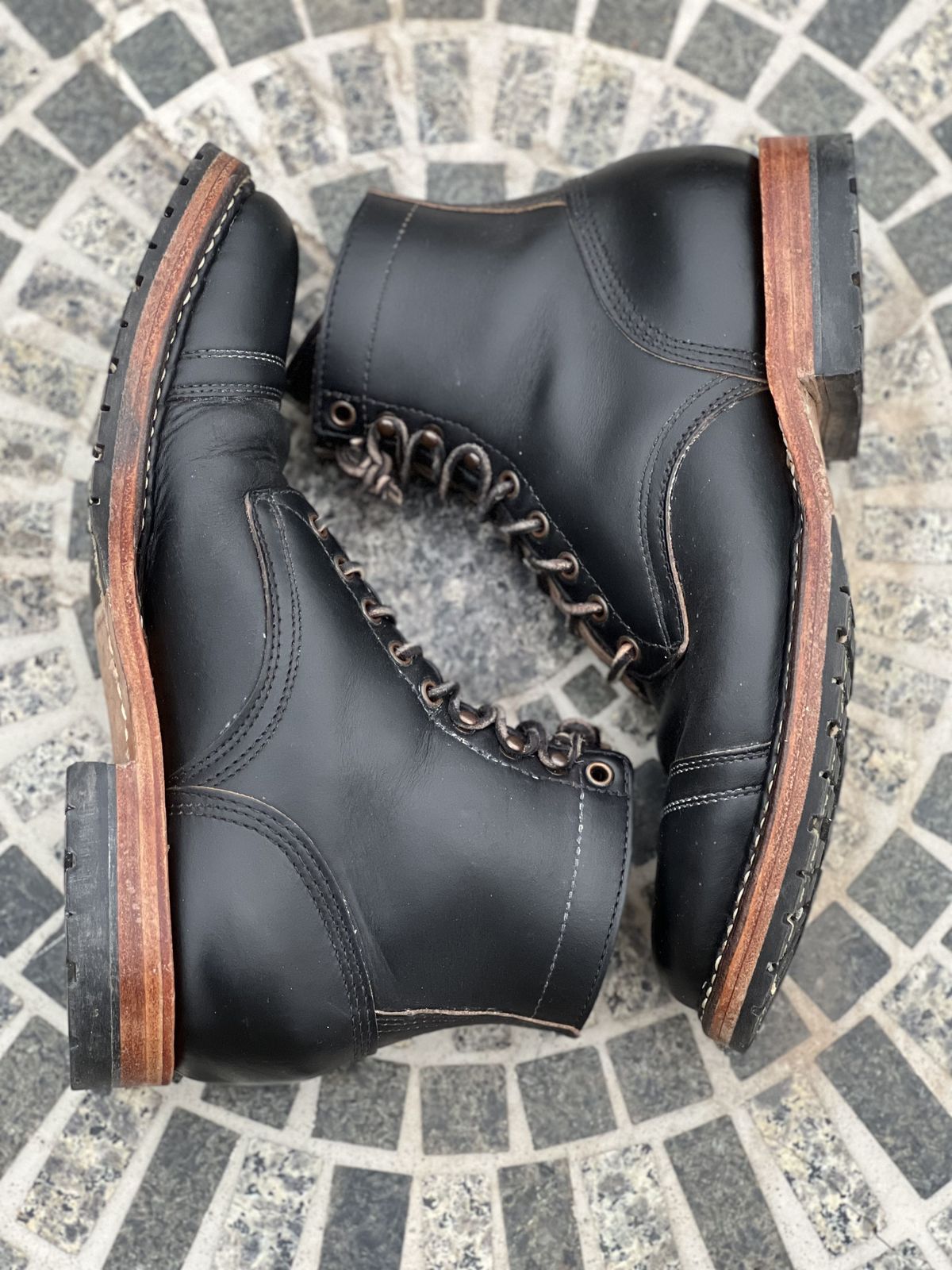 Photo by patinathunderdome on April 6, 2022 of the White's MP-Sherman Toe Cap in Horween Black Chromexcel Horsehide.