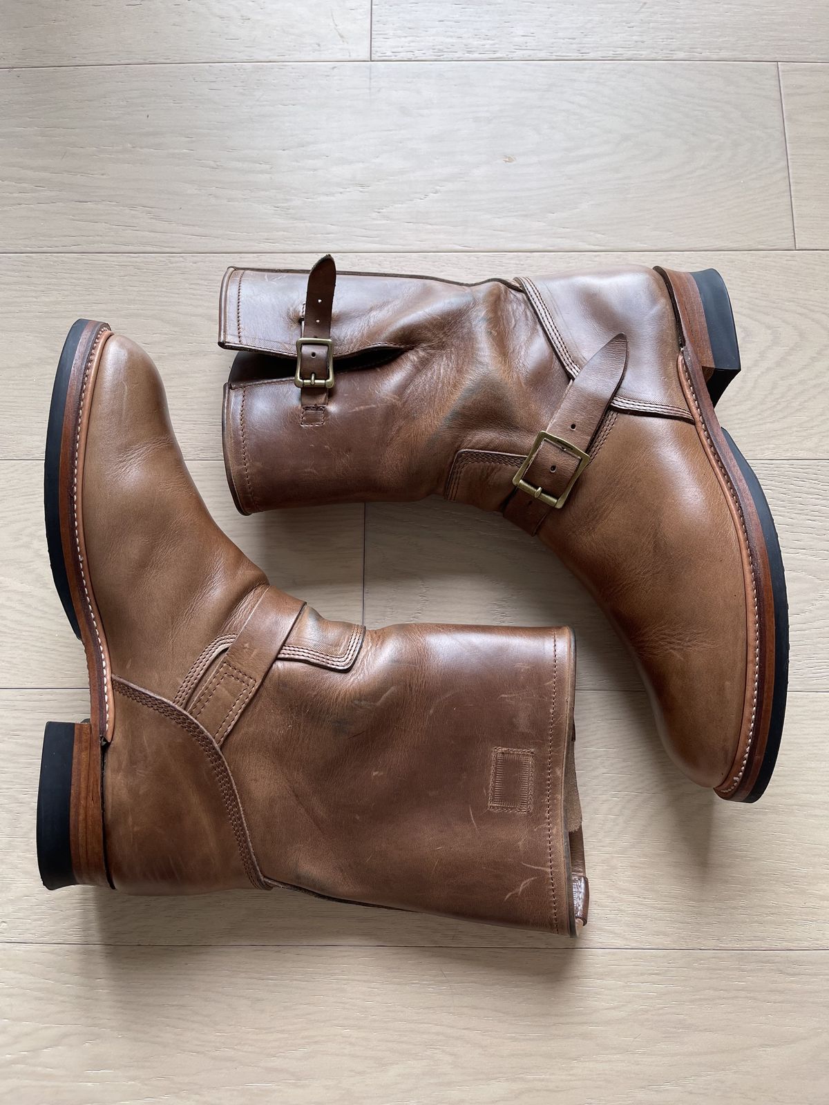 Photo by patinathunderdome on November 2, 2021 of the The Flat Head Engineer Boots in Horween Natural Chromexcel.