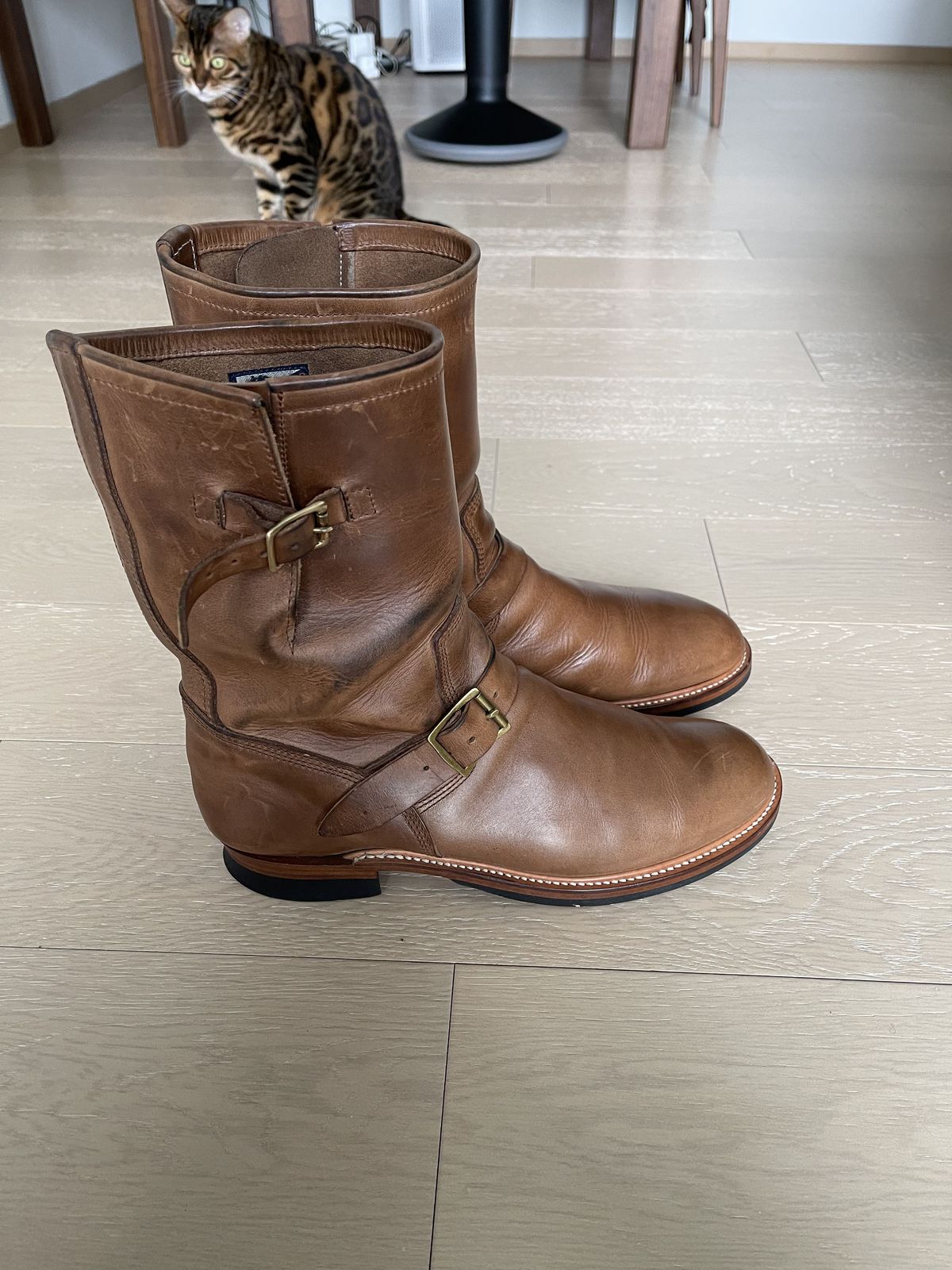 Photo by patinathunderdome on December 28, 2021 of the The Flat Head Engineer Boots in Horween Natural Chromexcel.