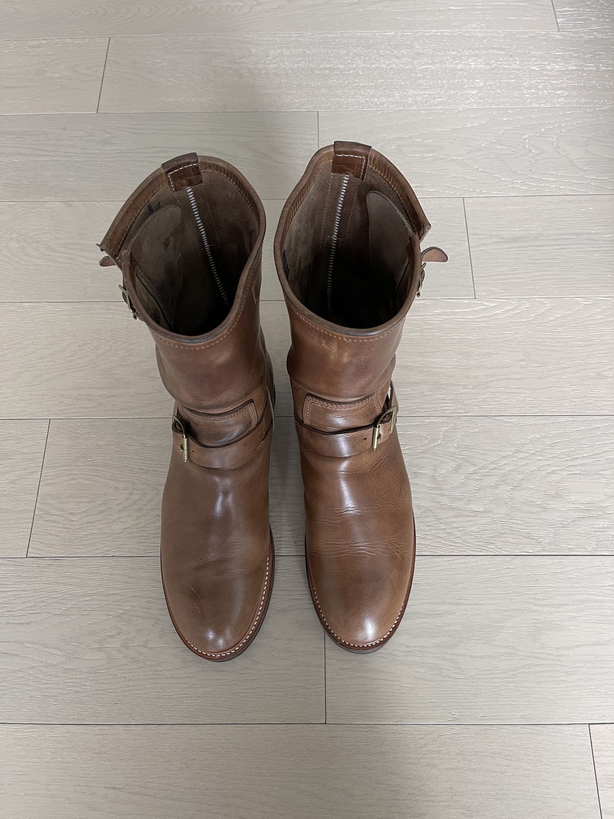 Photo by patinathunderdome on December 28, 2021 of the The Flat Head Engineer Boots in Horween Natural Chromexcel.