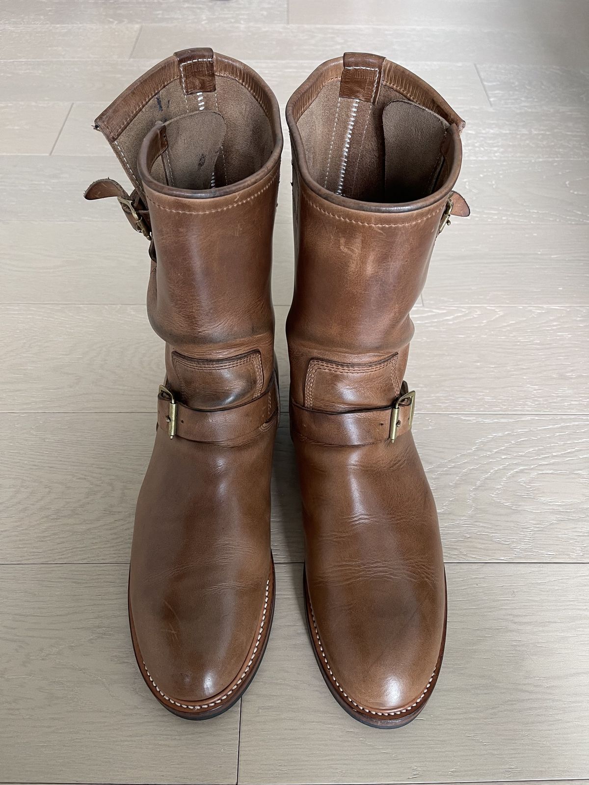 Photo by patinathunderdome on December 28, 2021 of the The Flat Head Engineer Boots in Horween Natural Chromexcel.