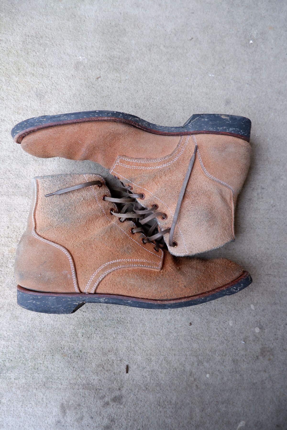 Photo by patinathunderdome on February 4, 2022 of the Clinch Yeager Boots in Wickett & Craig Natural Latigo Roughout.