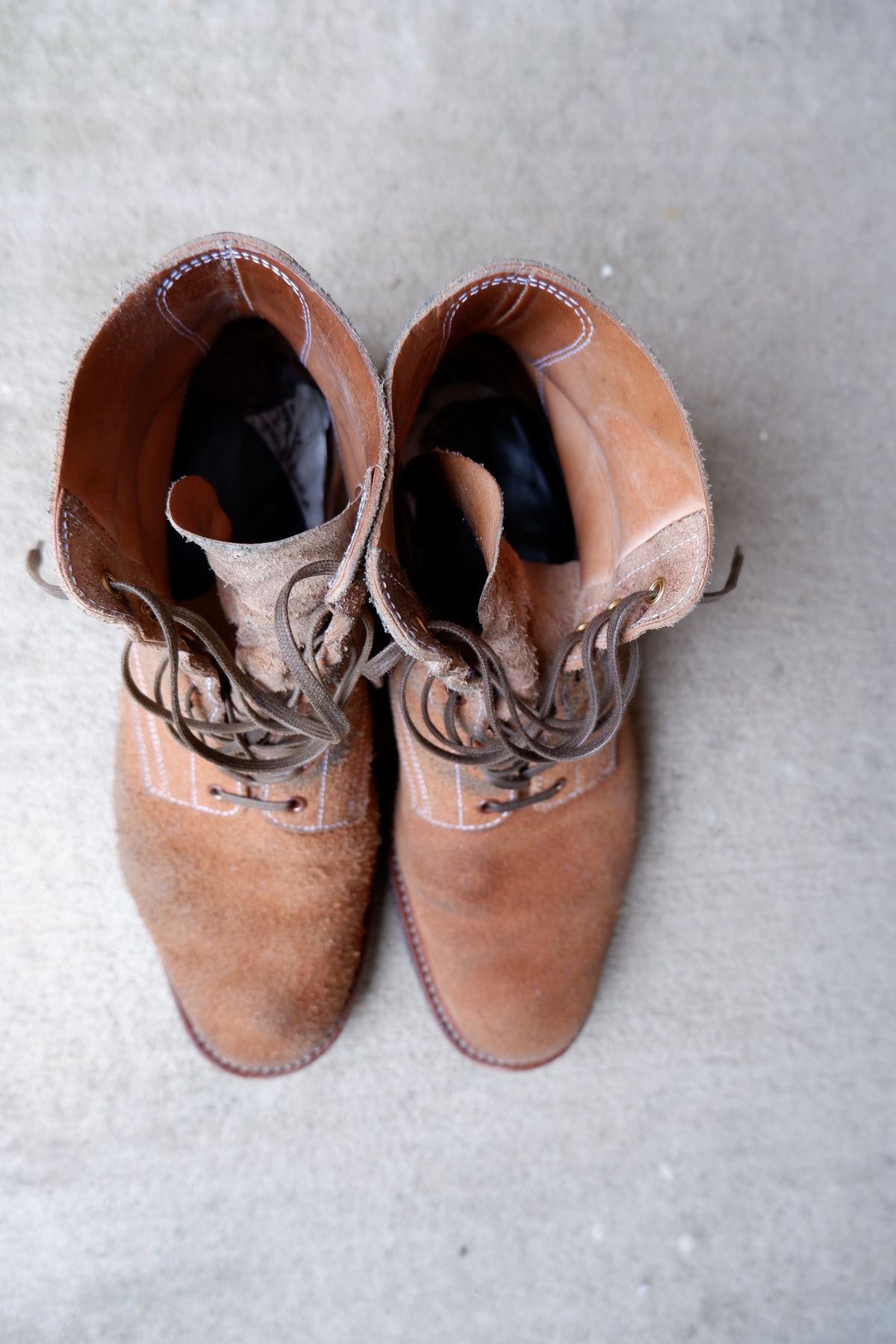 Photo by patinathunderdome on February 4, 2022 of the Clinch Yeager Boots in Wickett & Craig Natural Latigo Roughout.