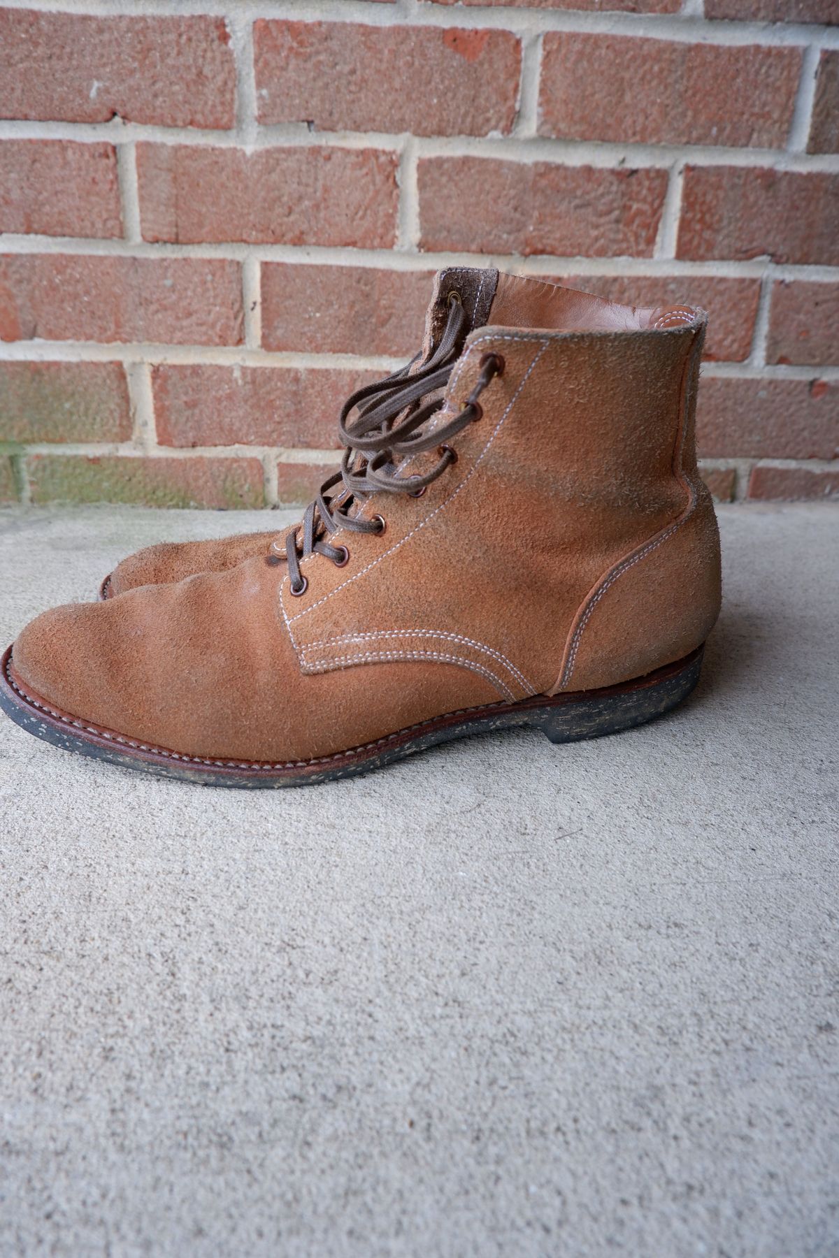 Photo by patinathunderdome on March 2, 2022 of the Clinch Yeager Boots in Wickett & Craig Natural Latigo Roughout.