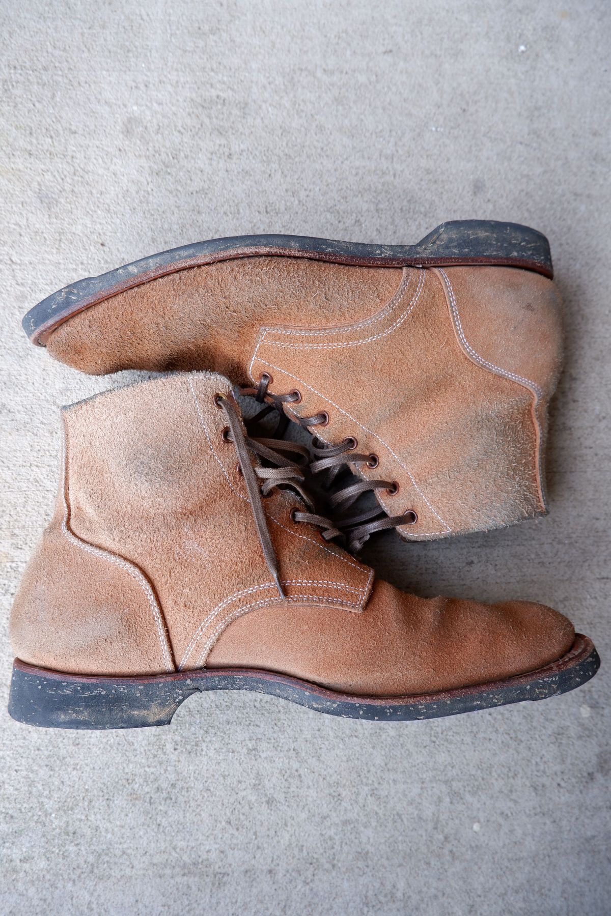 Photo by patinathunderdome on March 2, 2022 of the Clinch Yeager Boots in Wickett & Craig Natural Latigo Roughout.