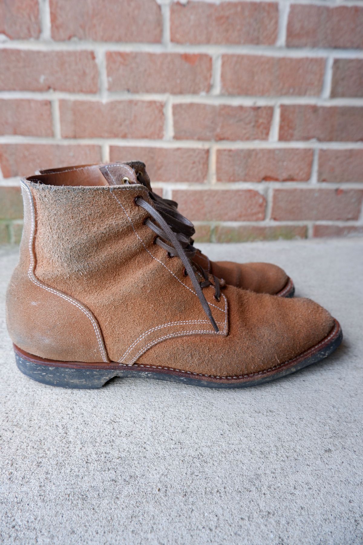 Photo by patinathunderdome on March 2, 2022 of the Clinch Yeager Boots in Wickett & Craig Natural Latigo Roughout.