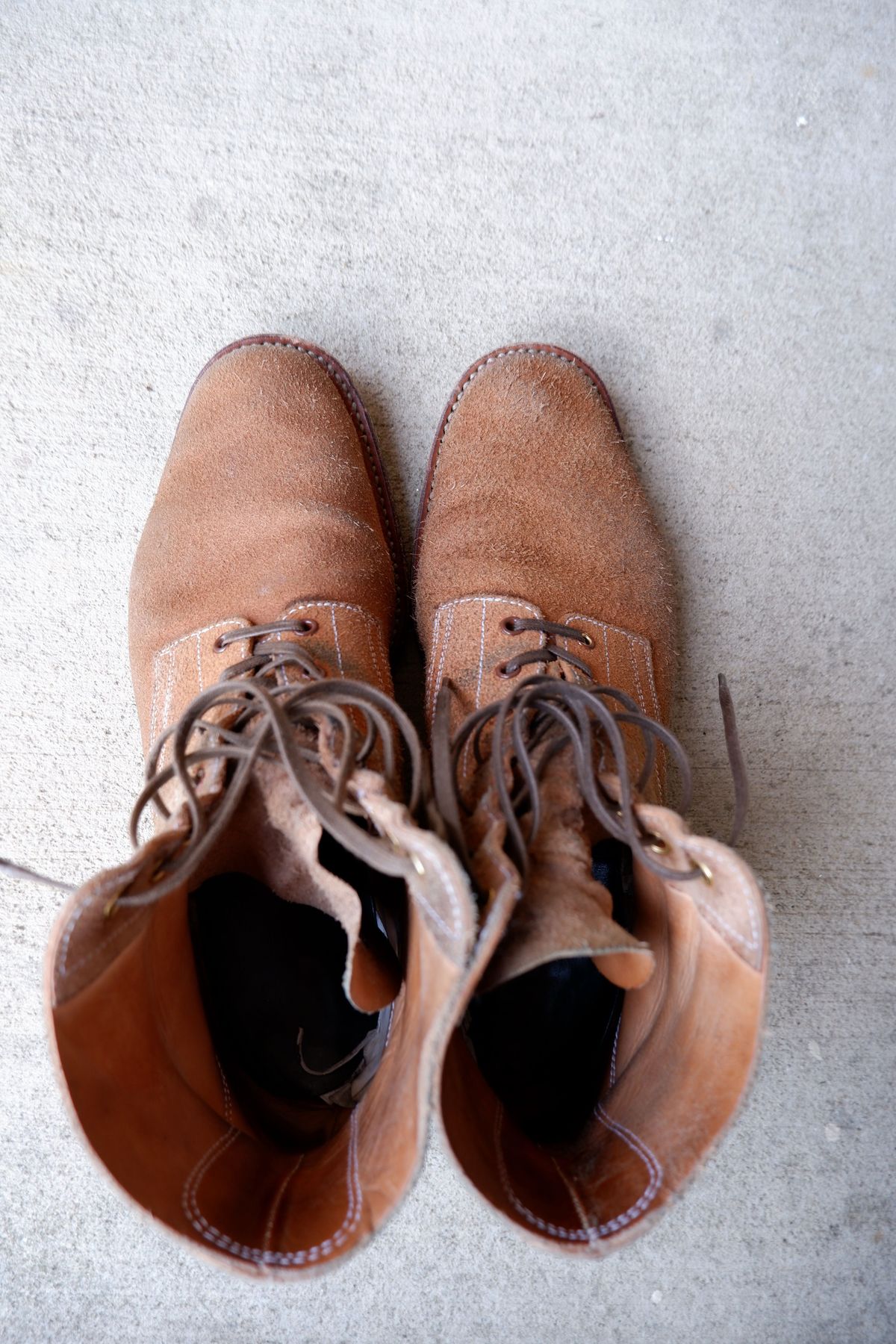 Photo by patinathunderdome on March 2, 2022 of the Clinch Yeager Boots in Wickett & Craig Natural Latigo Roughout.