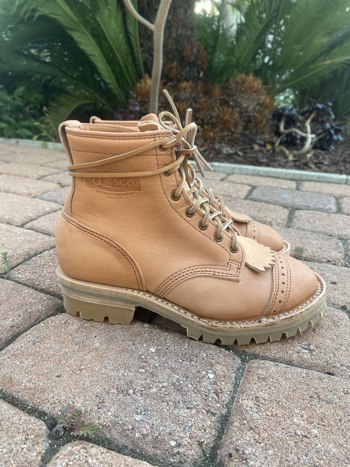 Photo by patinathunderdome on October 1, 2021 of the Wesco Hendrik in Horween Natural Essex.