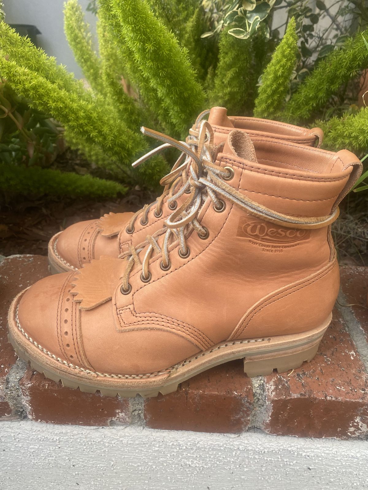 Photo by patinathunderdome on November 4, 2021 of the Wesco Hendrik in Horween Natural Essex.