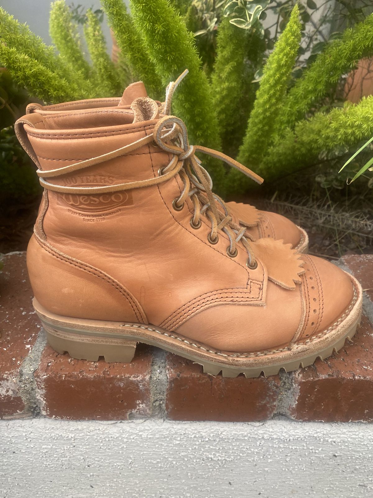 Photo by patinathunderdome on November 4, 2021 of the Wesco Hendrik in Horween Natural Essex.