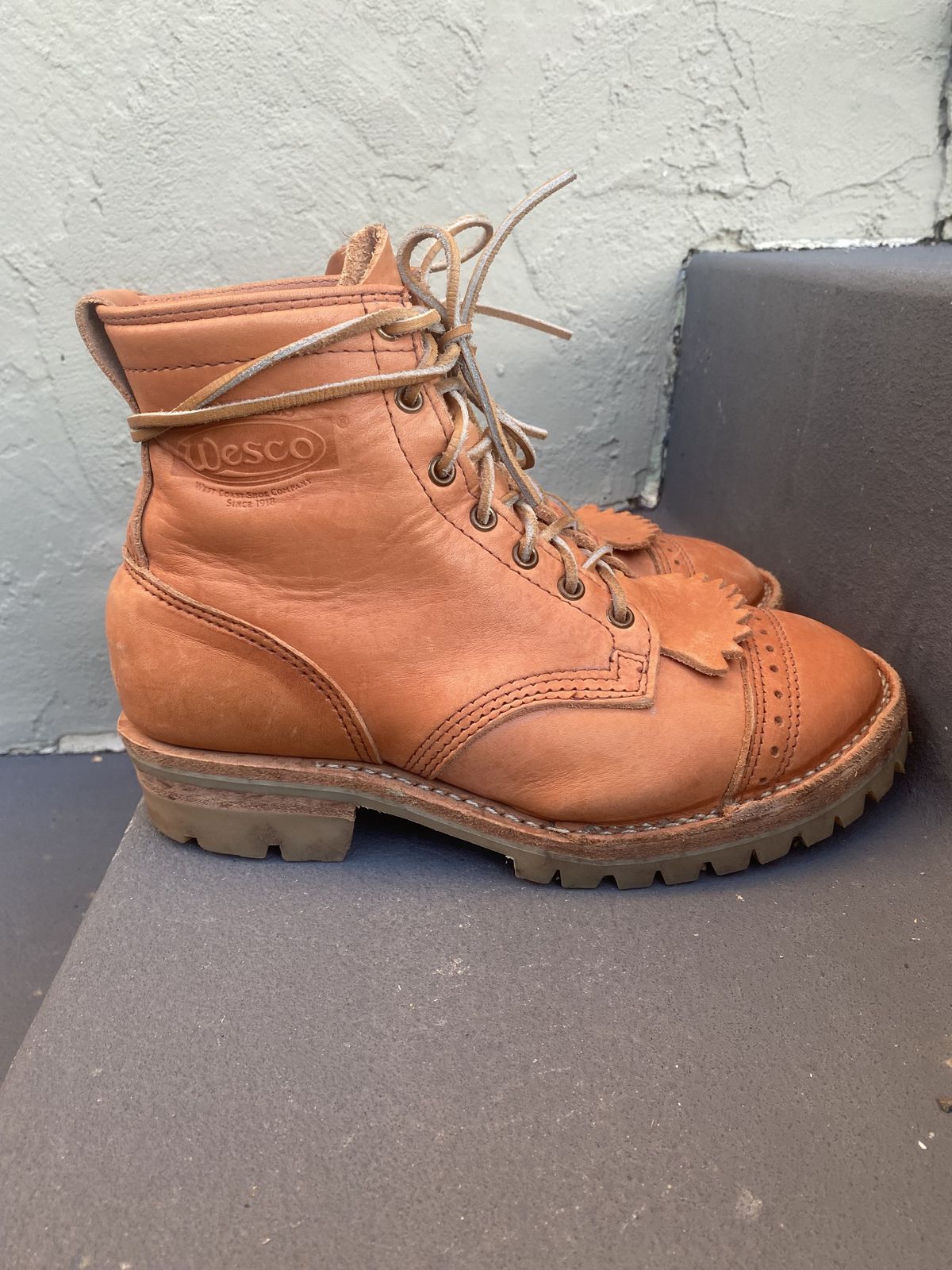 Photo by patinathunderdome on January 4, 2022 of the Wesco Hendrik in Horween Natural Essex.