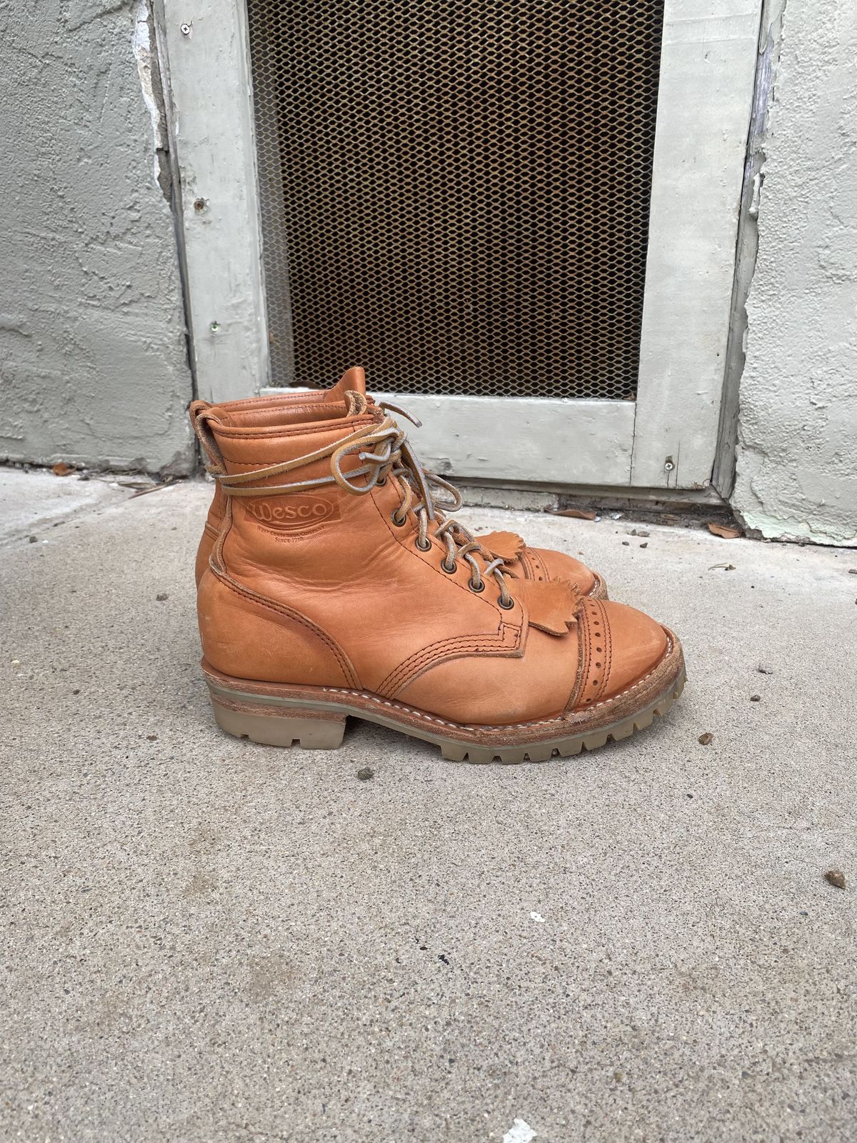 Photo by patinathunderdome on April 5, 2022 of the Wesco Hendrik in Horween Natural Essex.