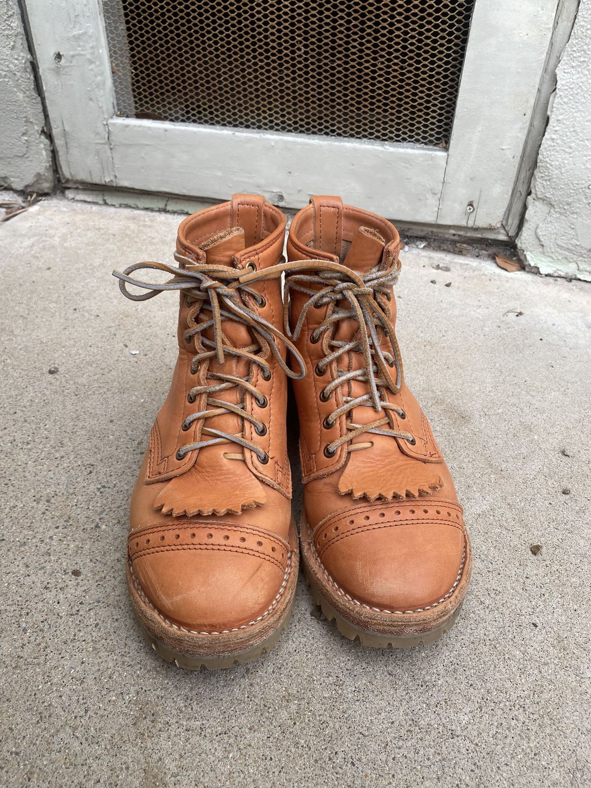 Photo by patinathunderdome on April 5, 2022 of the Wesco Hendrik in Horween Natural Essex.