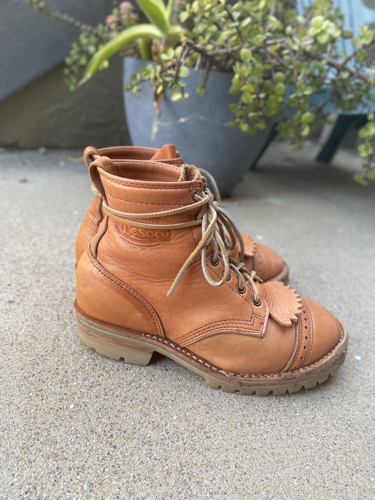 Photo by patinathunderdome on May 5, 2022 of the Wesco Hendrik in Horween Natural Essex.