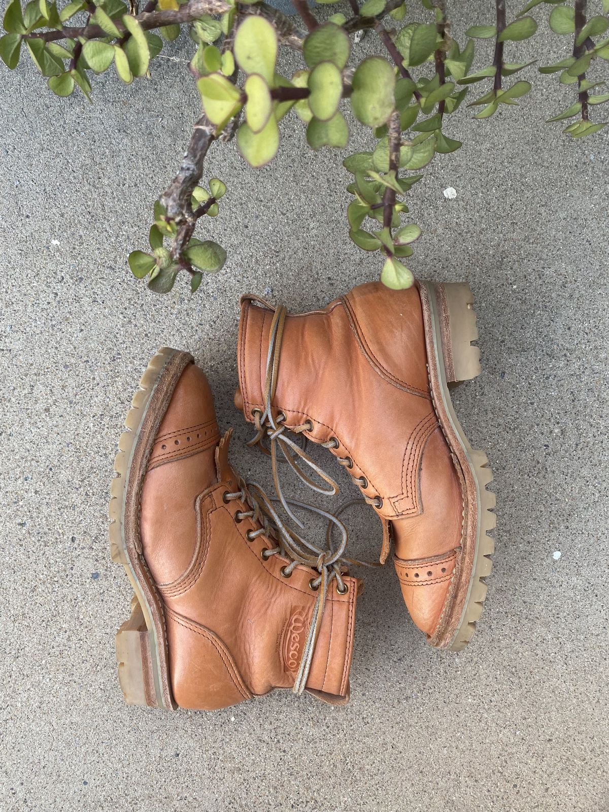 Photo by patinathunderdome on May 5, 2022 of the Wesco Hendrik in Horween Natural Essex.