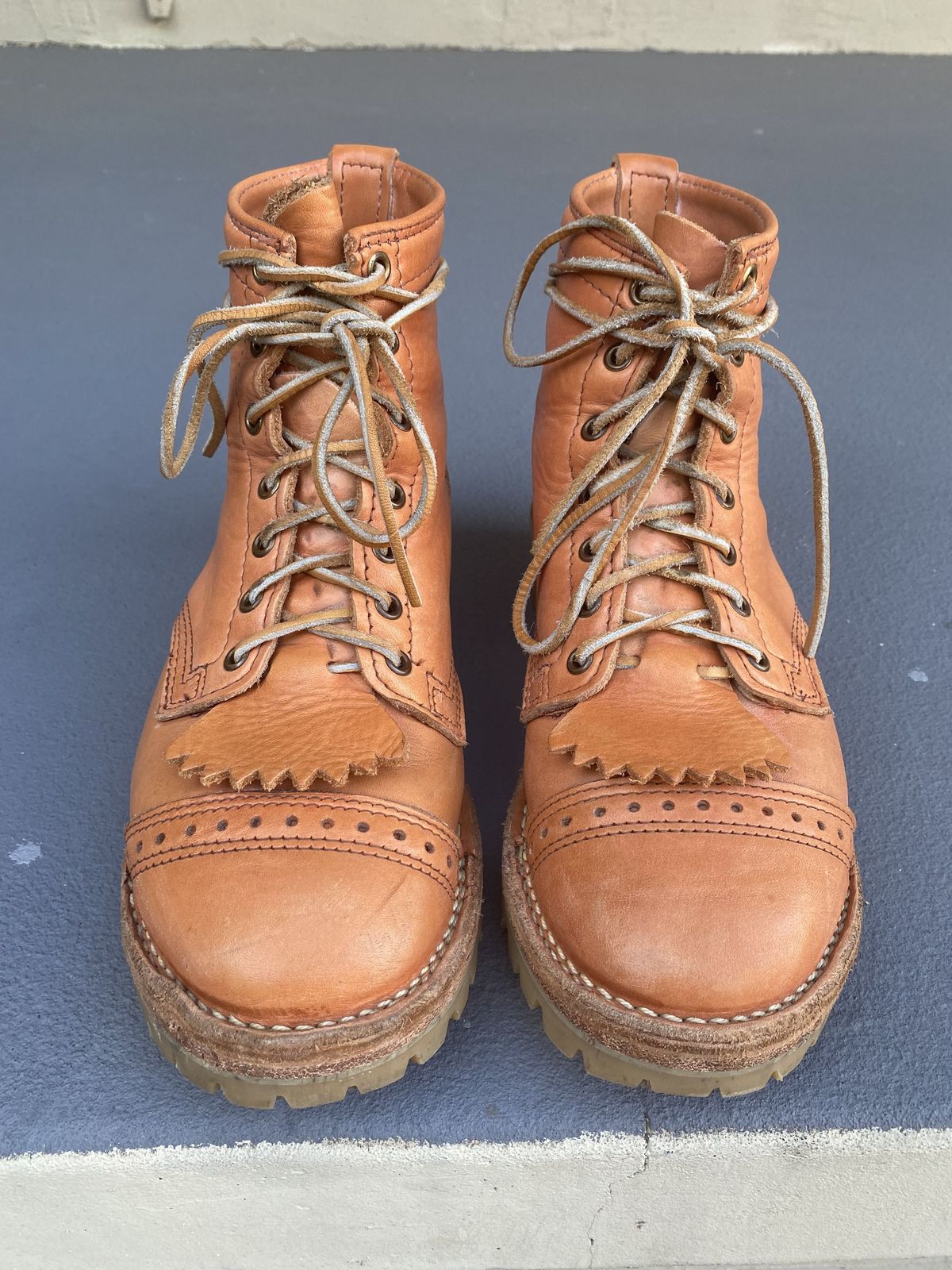 Photo by patinathunderdome on May 5, 2022 of the Wesco Hendrik in Horween Natural Essex.