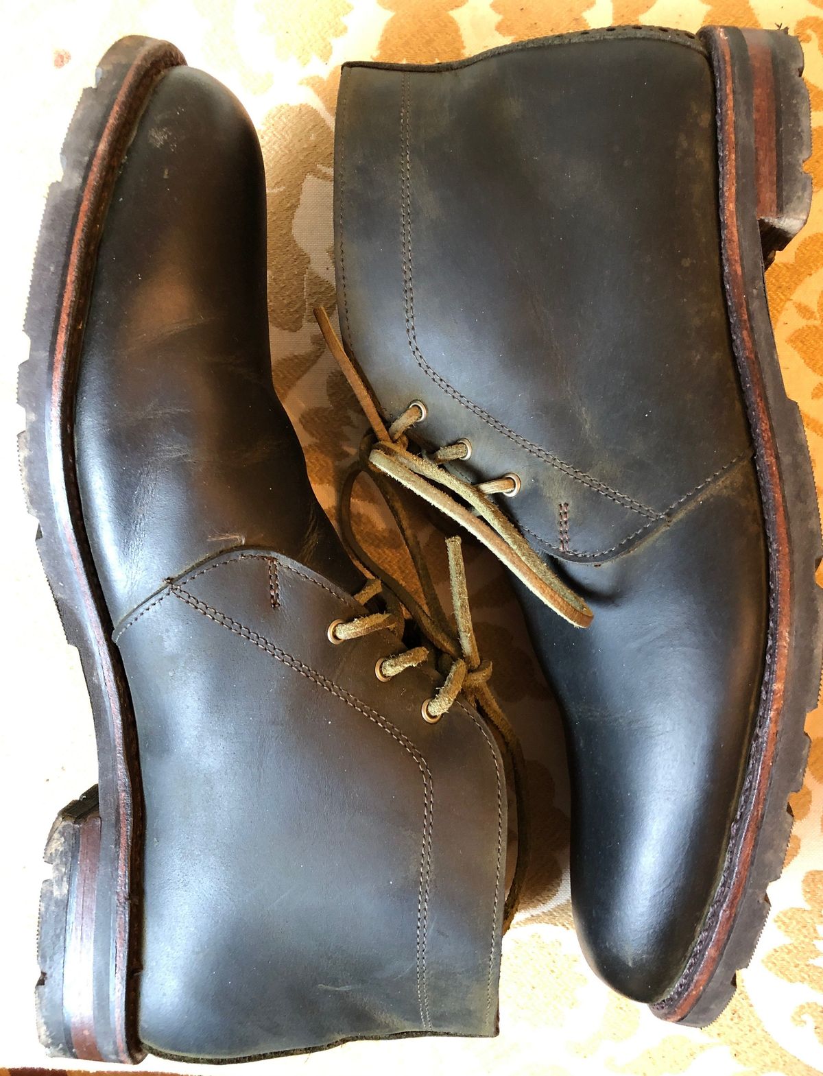 Photo by patinathunderdome on January 1, 2022 of the Allen Edmonds Venture Chukka in Horween Olive Waxed Flesh.