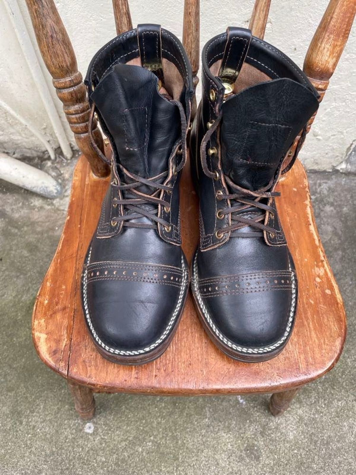 Photo by patinathunderdome on November 3, 2021 of the Wesco Hendrik in Maryam Black Teacore Horsebutt.