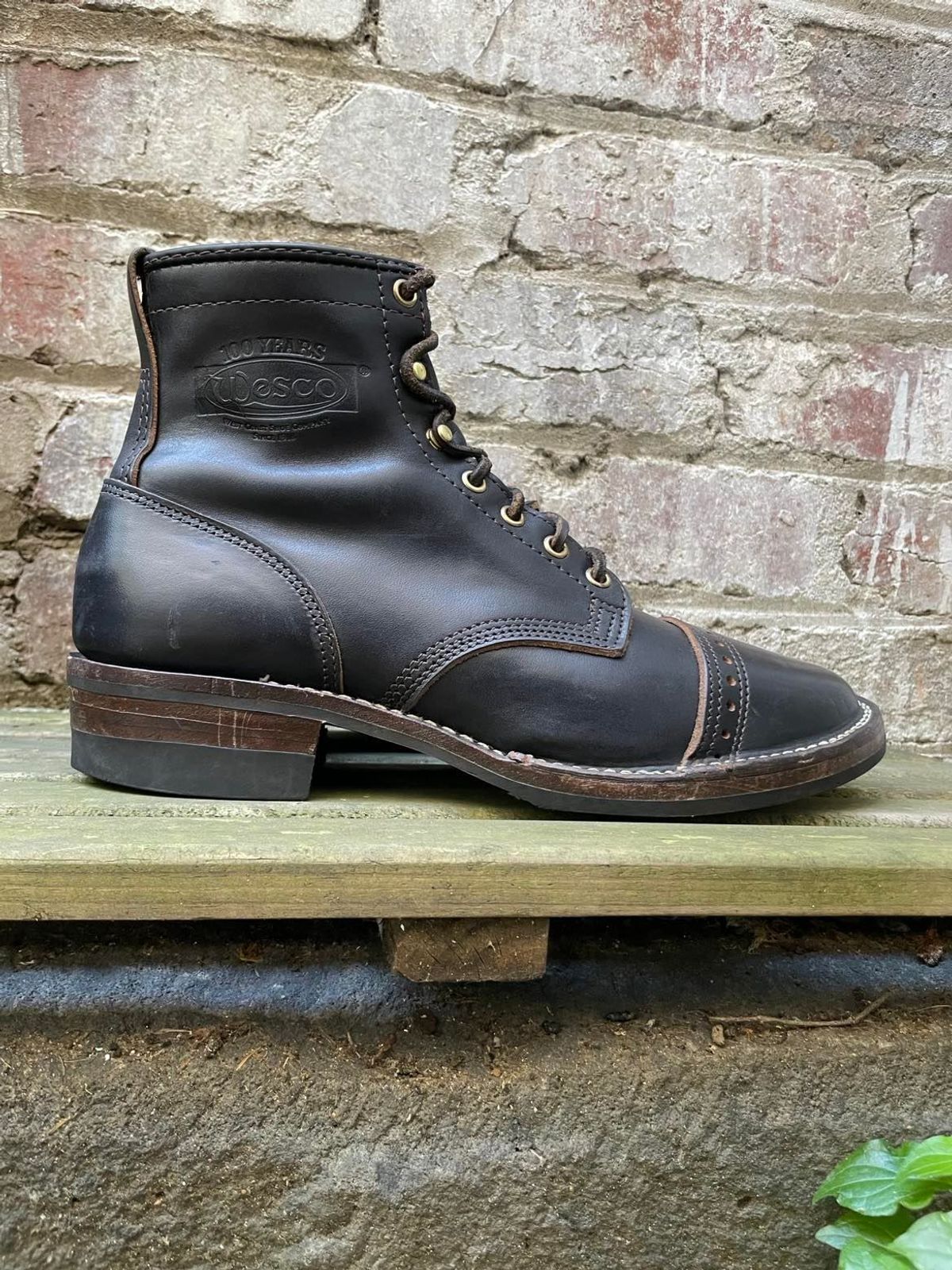 Photo by patinathunderdome on February 5, 2022 of the Wesco Hendrik in Maryam Black Teacore Horsebutt.